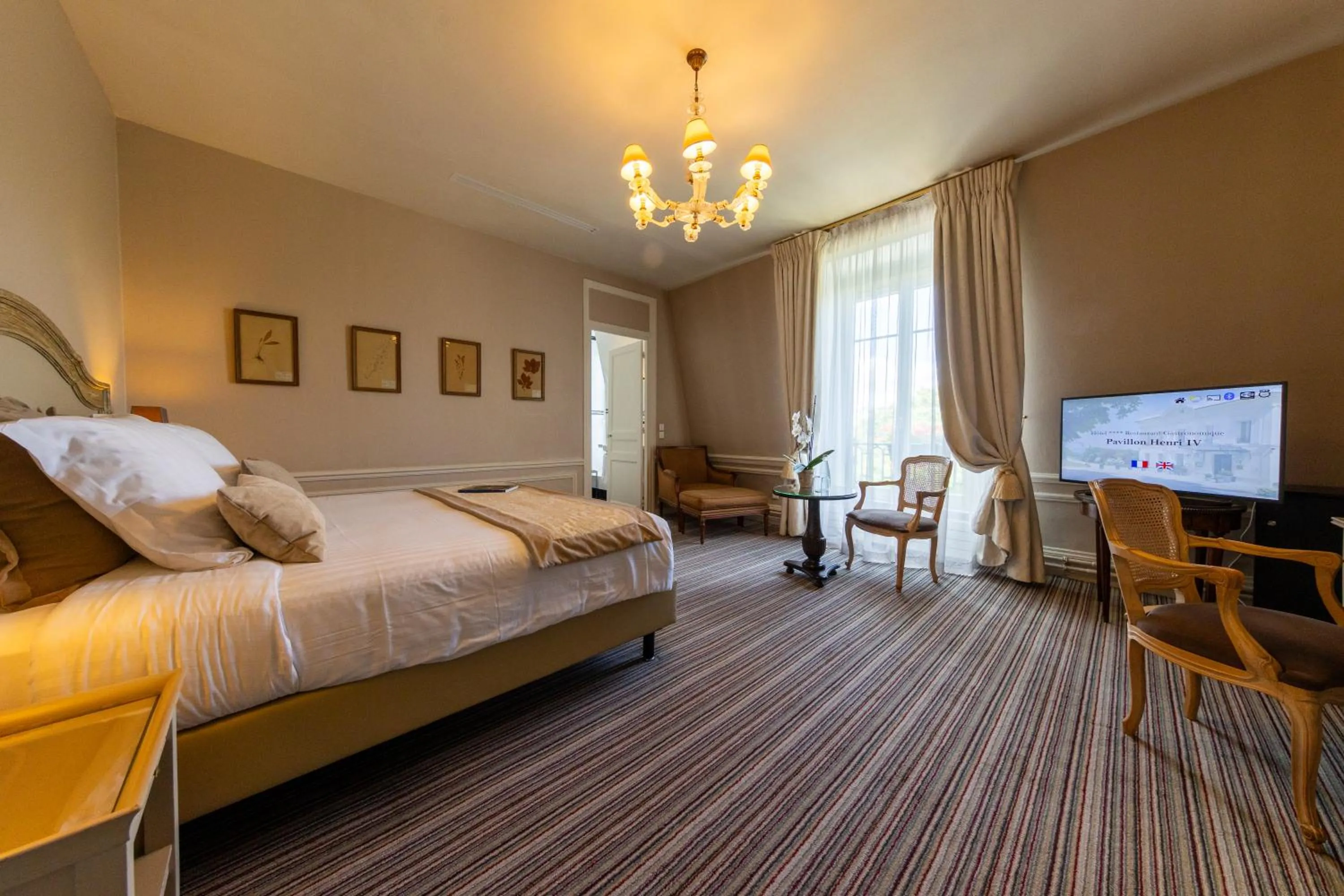 Bedroom, Bed in Pavillon Henri IV Hotel Restaurant Gastronomique Terrasse