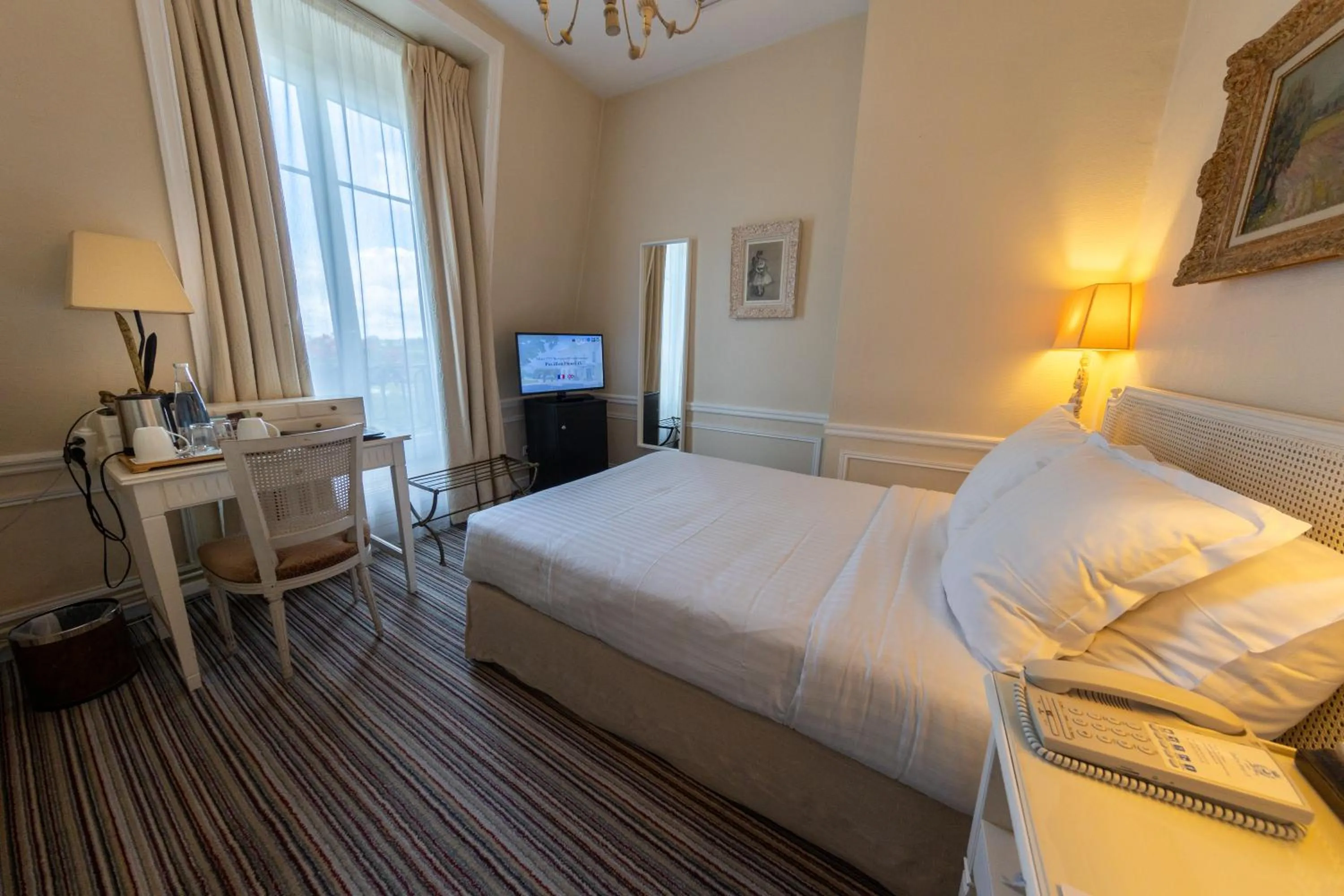 Bedroom, Bed in Pavillon Henri IV Hotel Restaurant Gastronomique Terrasse