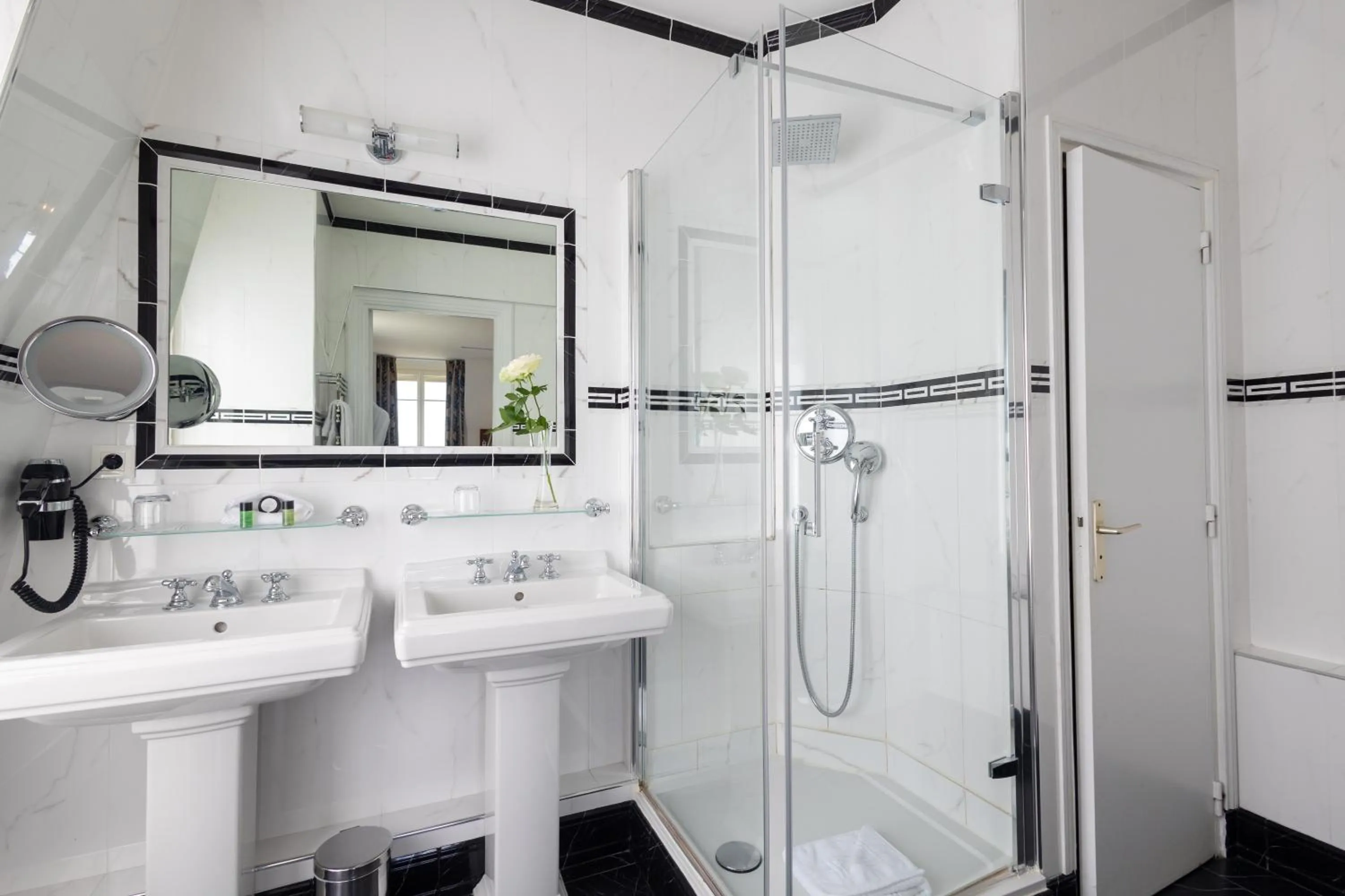 Bathroom in Pavillon Henri IV Hotel Restaurant Gastronomique Terrasse