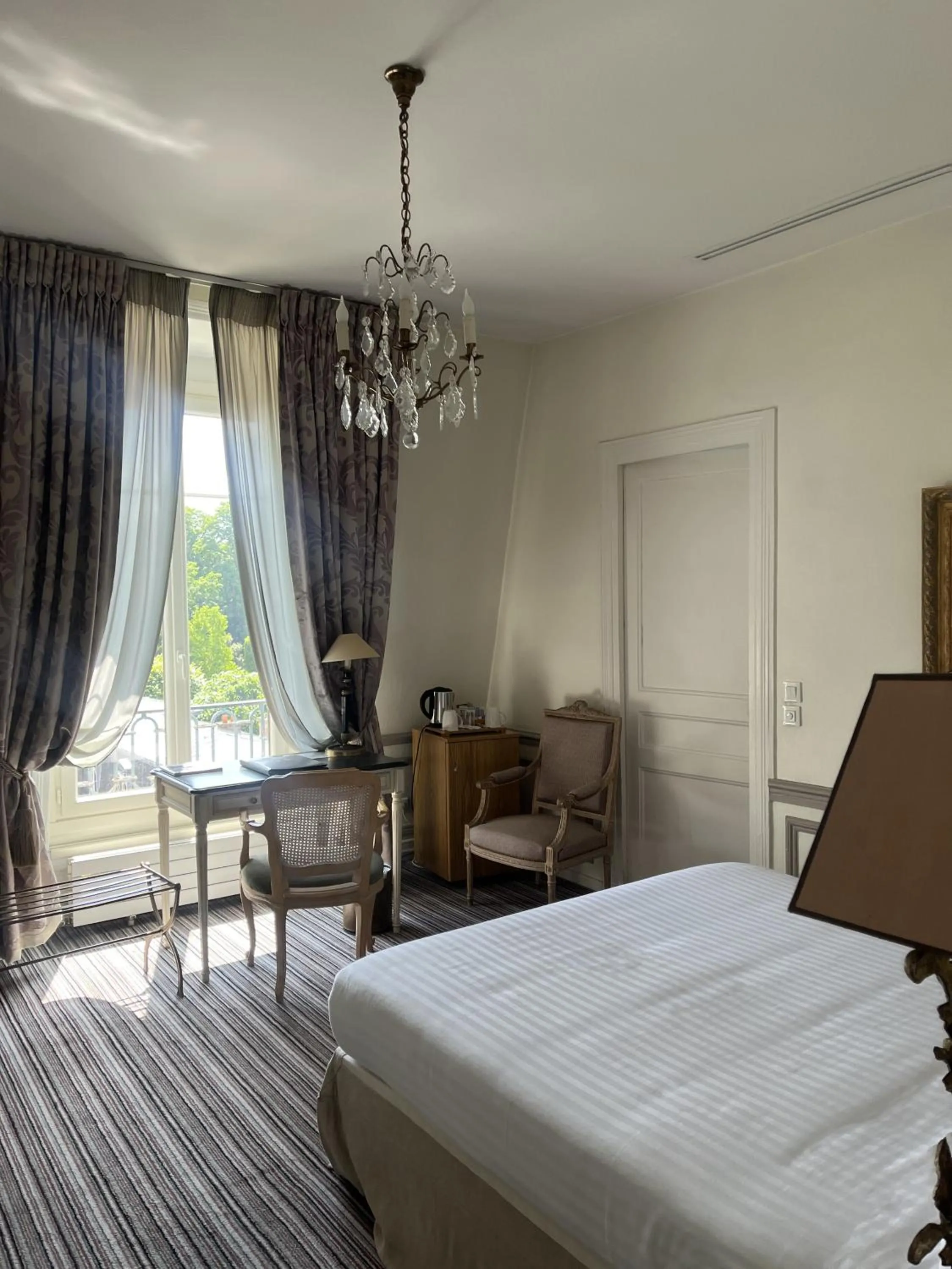 Bed in Pavillon Henri IV Hotel Restaurant Gastronomique Terrasse