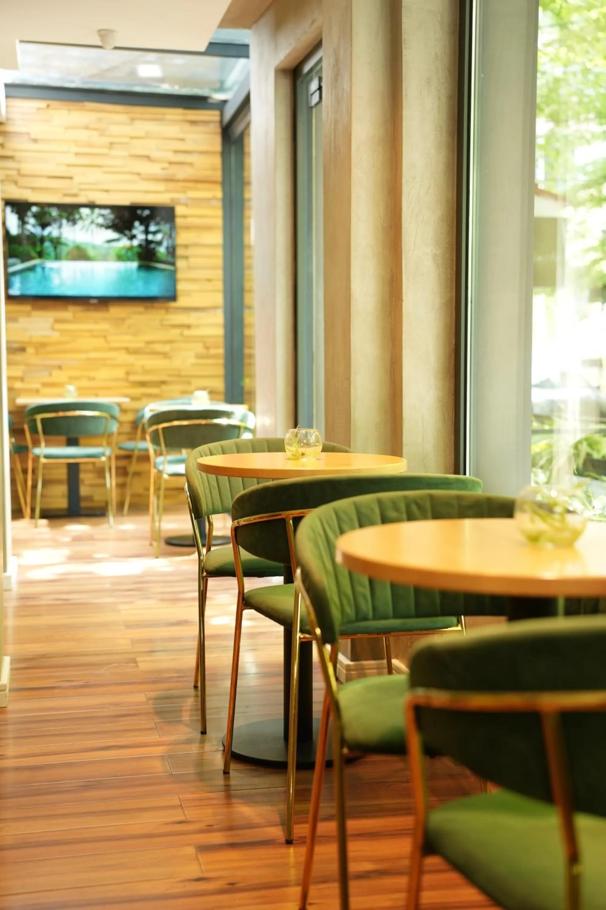 Lounge or bar in La Suite Boutique Hotel