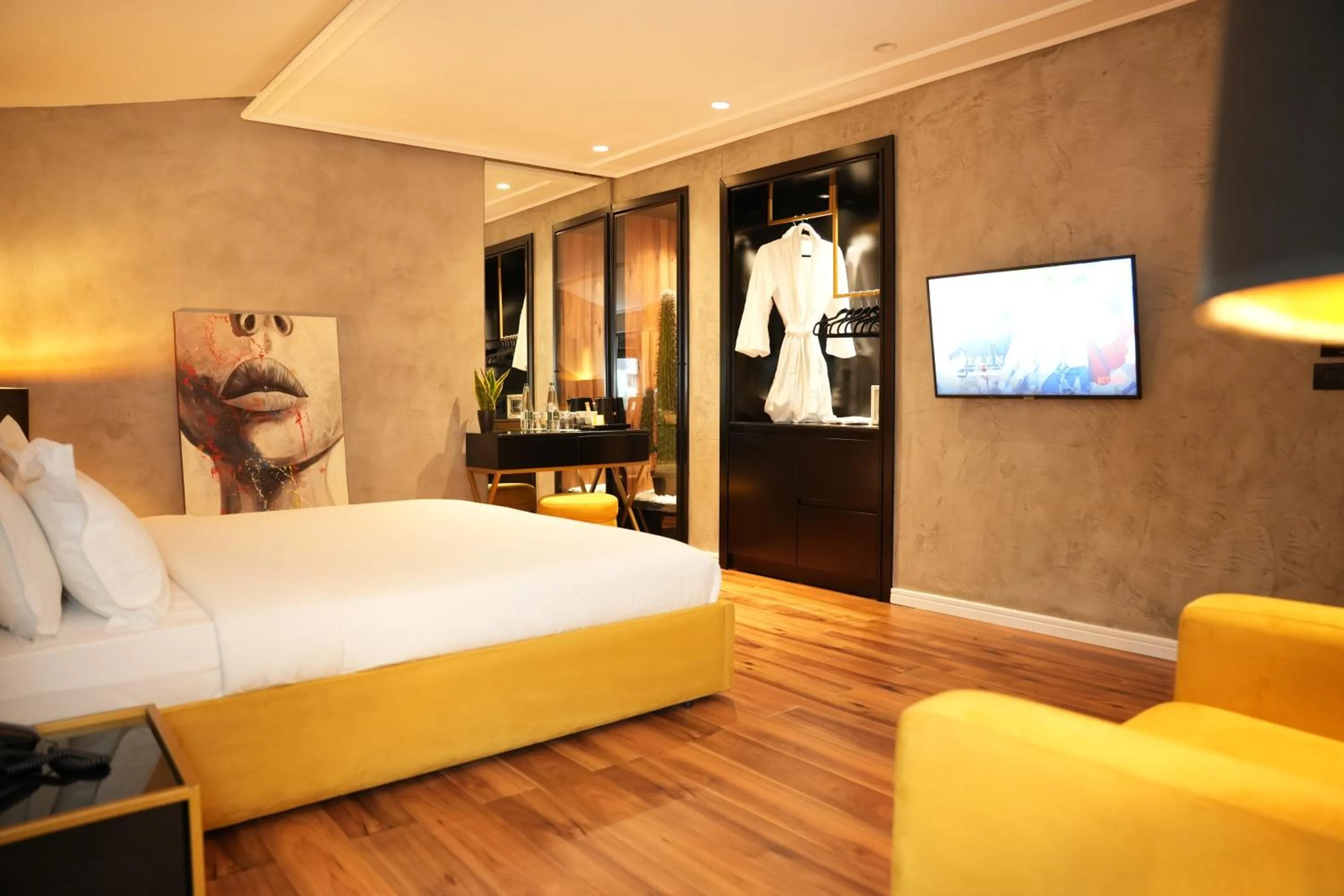 TV and multimedia, Bed in La Suite Boutique Hotel