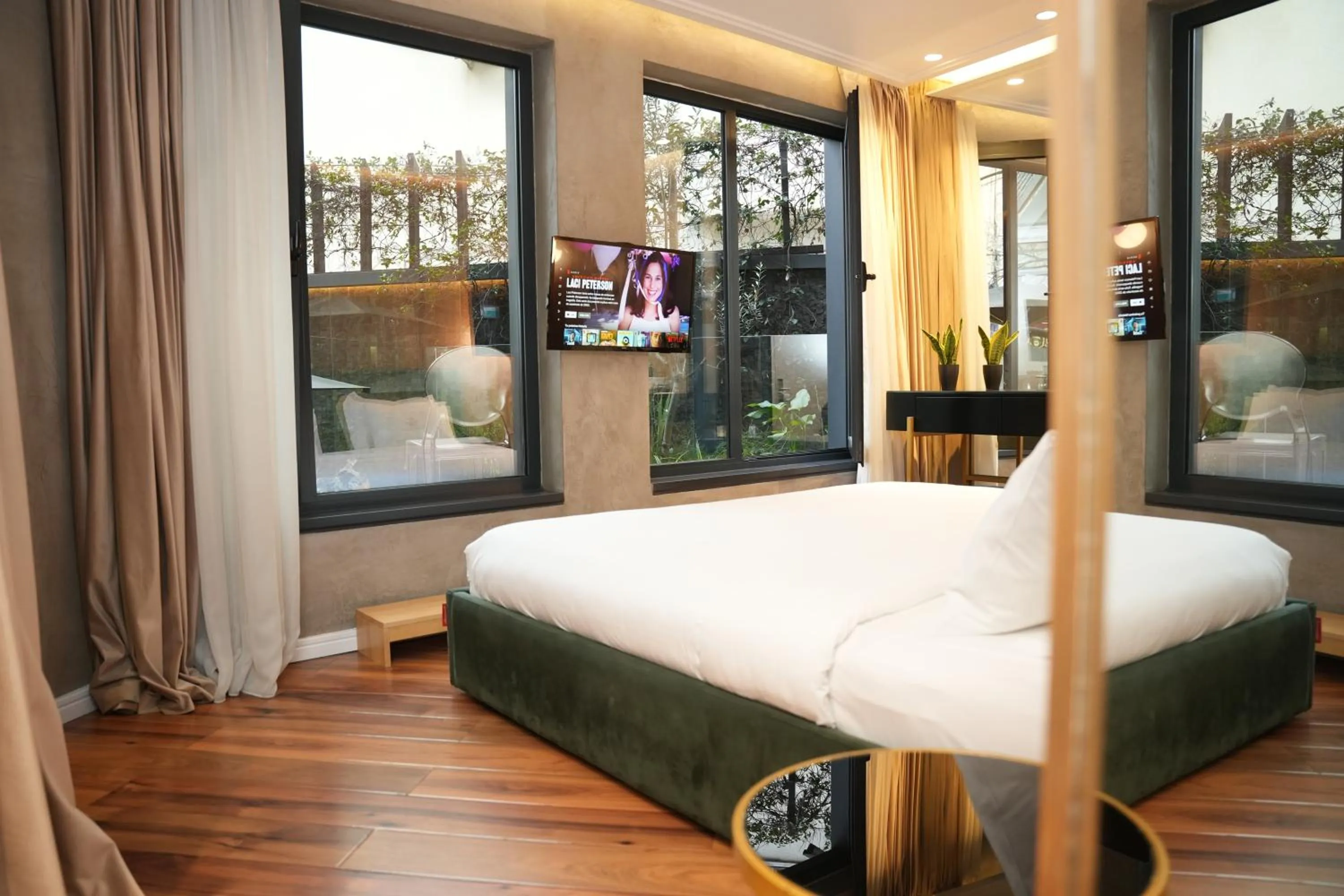 Balcony/Terrace, Bed in La Suite Boutique Hotel