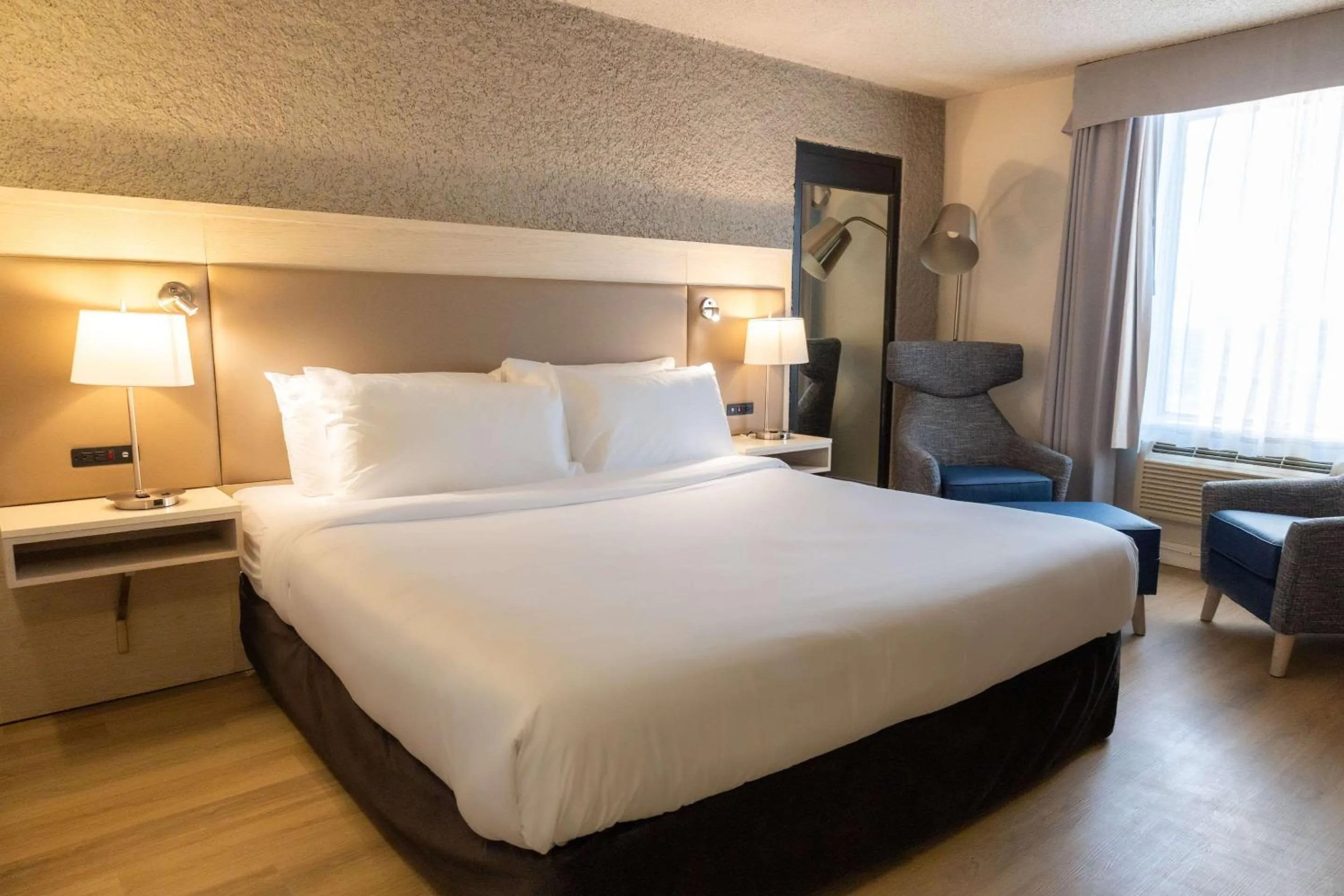 Bedroom, Bed in Radisson Hotel Fort St John