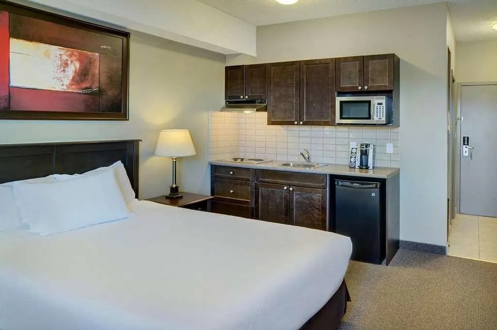 Kitchen or kitchenette, Bed in Radisson Hotel Fort St John