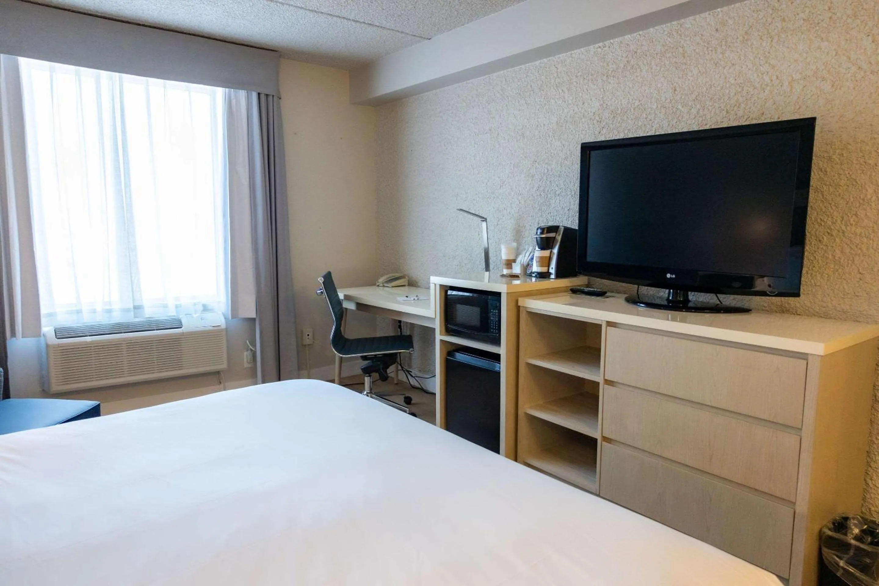 Bedroom, Bed in Radisson Hotel Fort St John