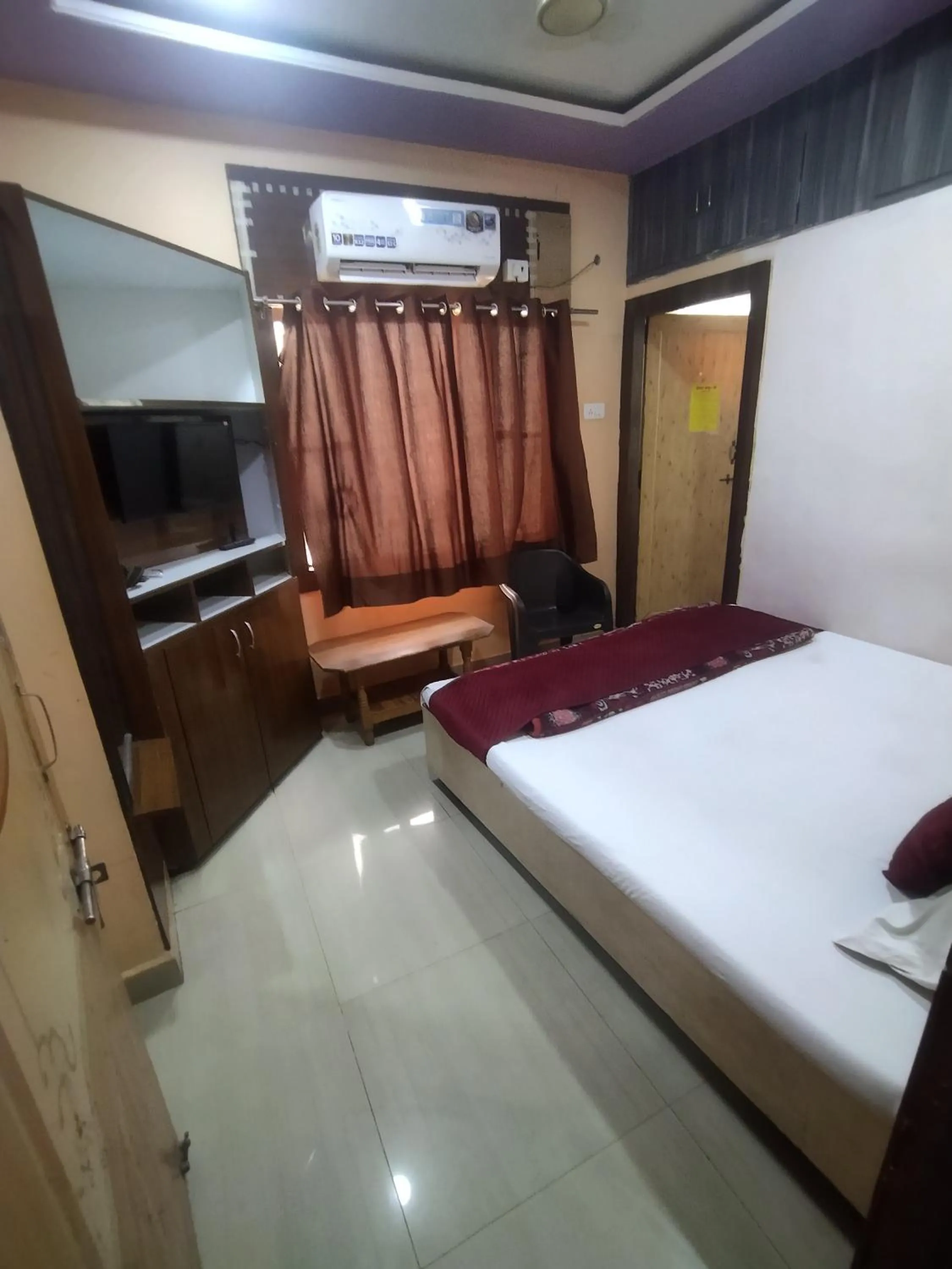 TV and multimedia in Hotel Thakur Ji