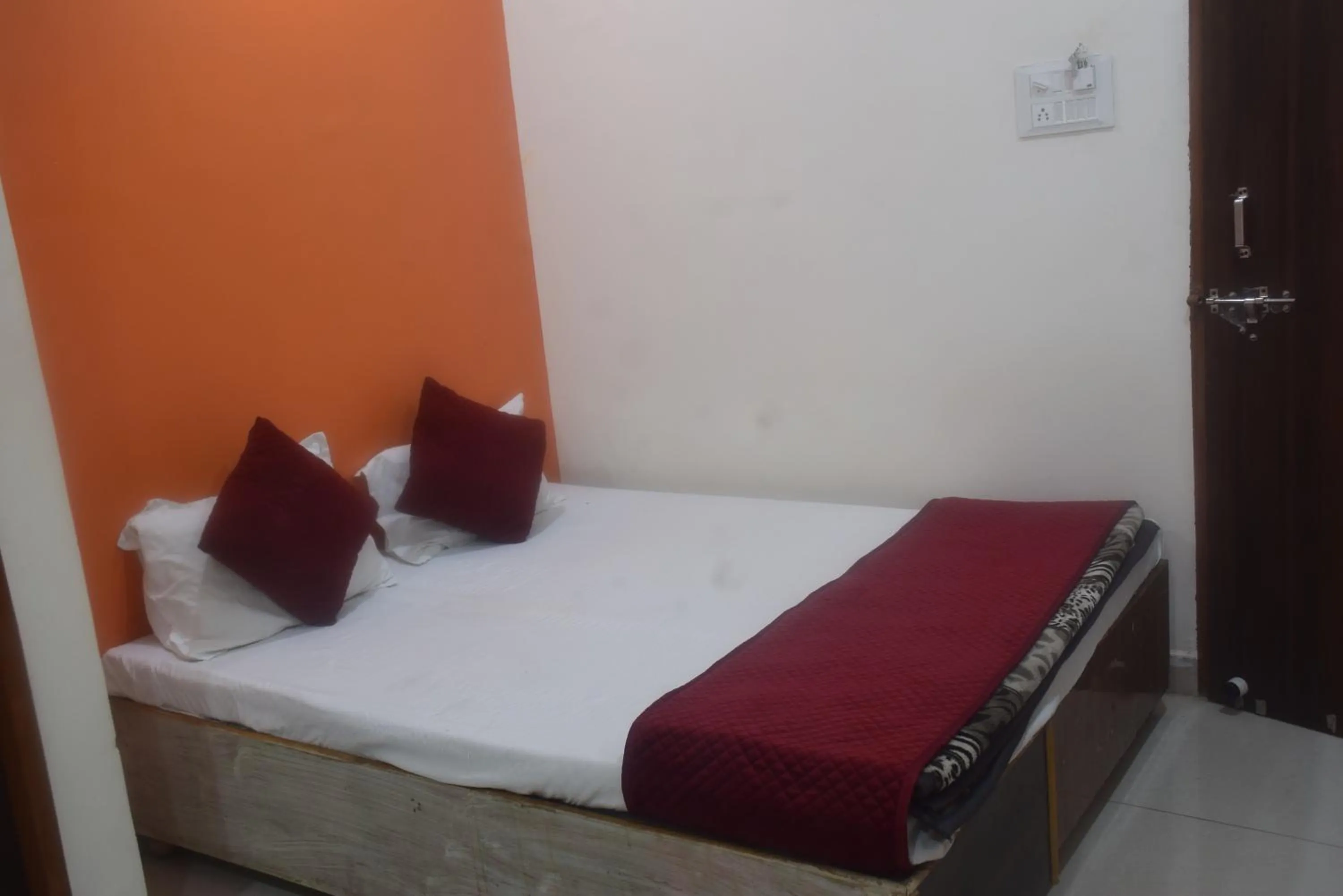 Bed in Hotel Thakur Ji