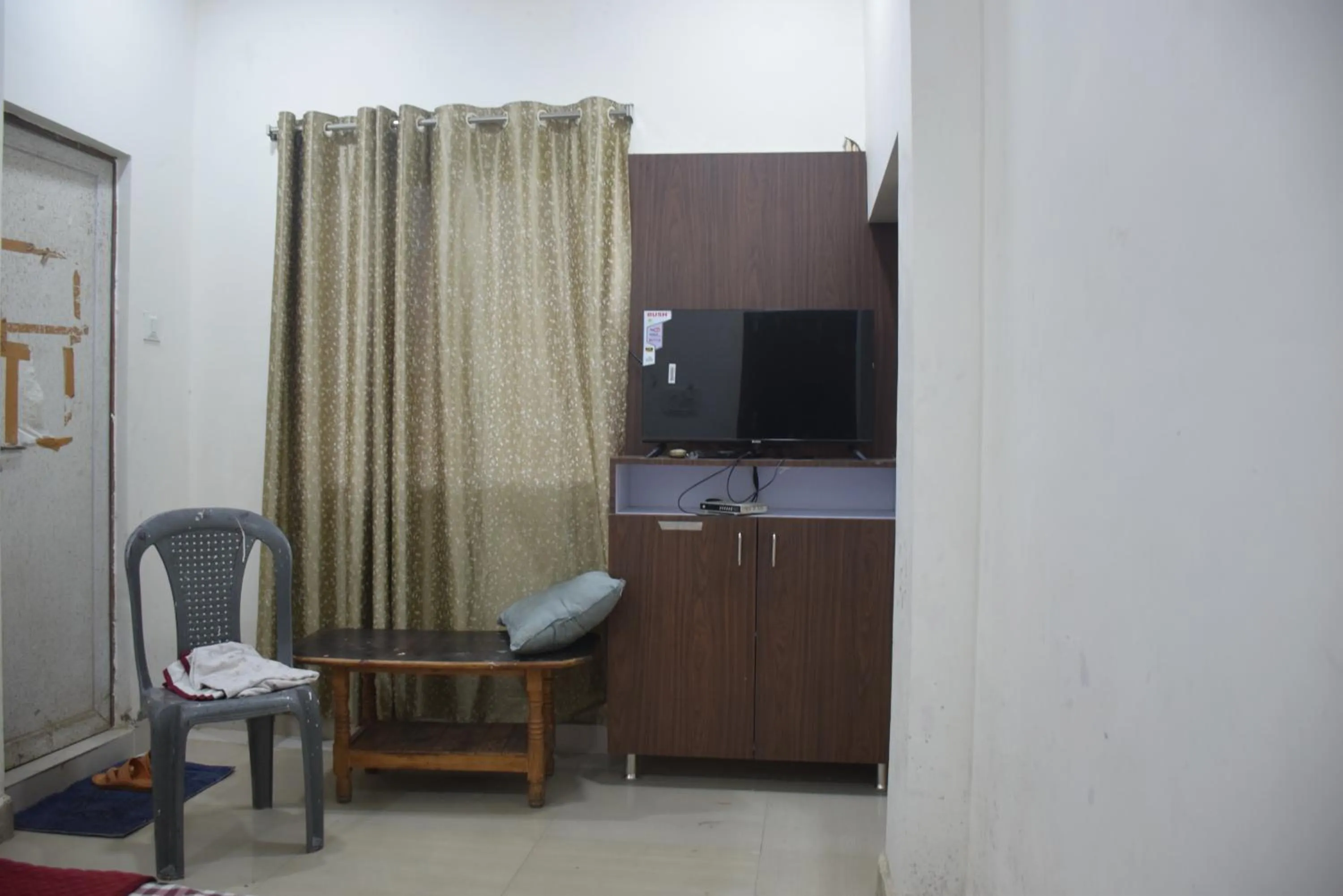 Communal lounge/ TV room in Hotel Thakur Ji