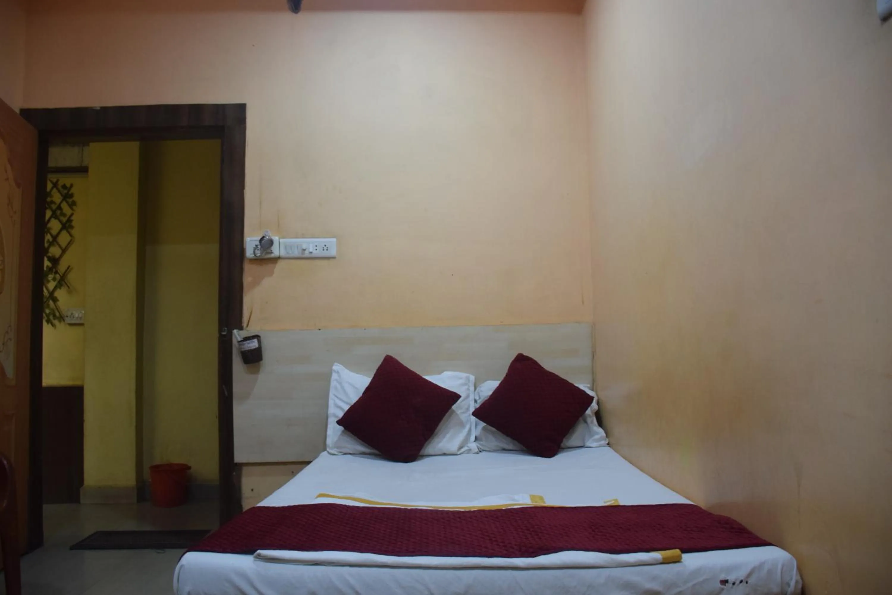 Bed in Hotel Thakur Ji