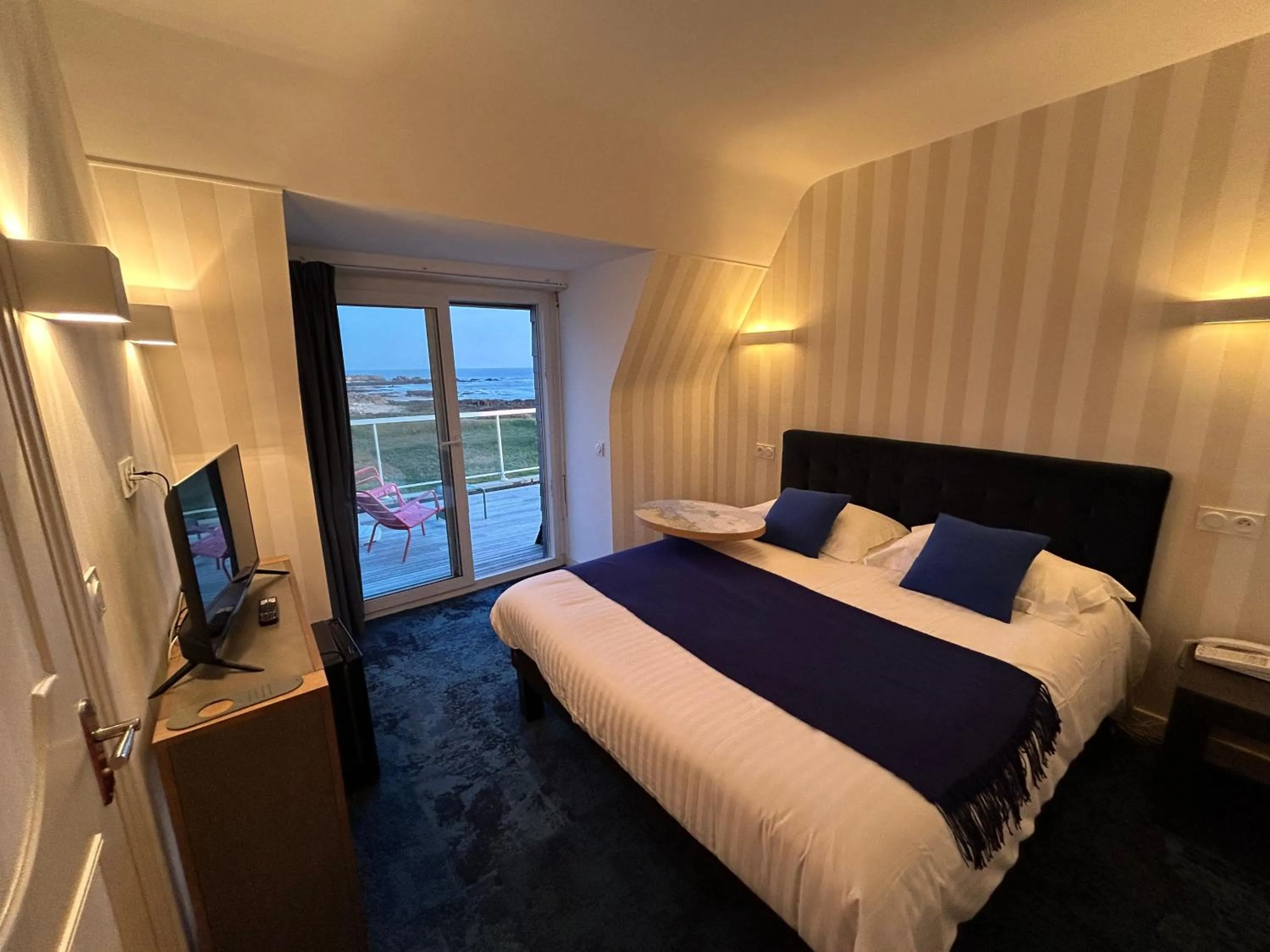 Bedroom, Bed in Hôtel Le Lichen De La Mer