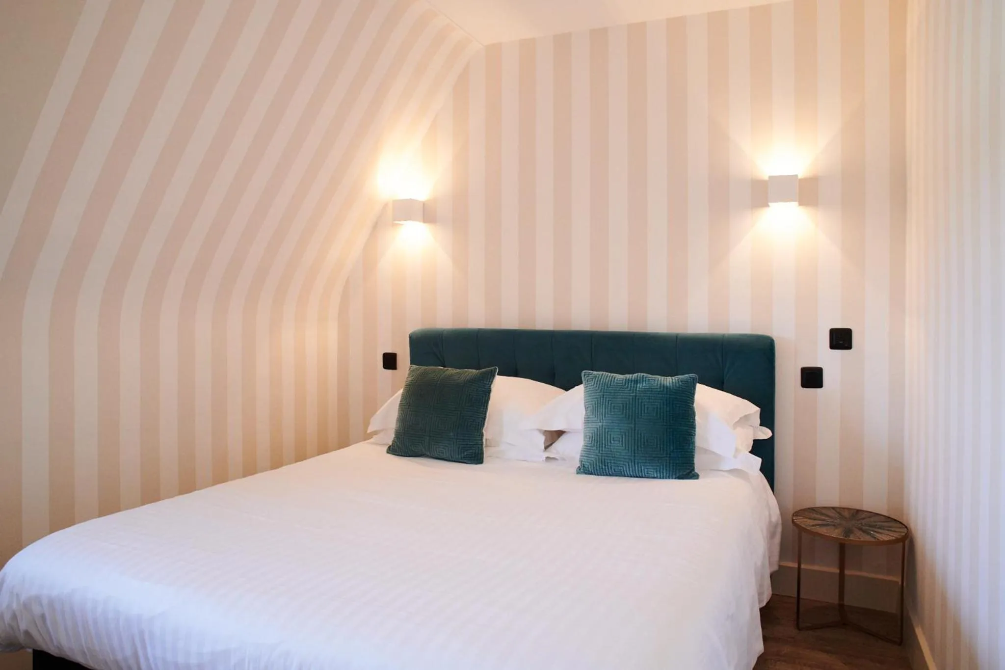 Bedroom, Bed in Hôtel Le Lichen De La Mer