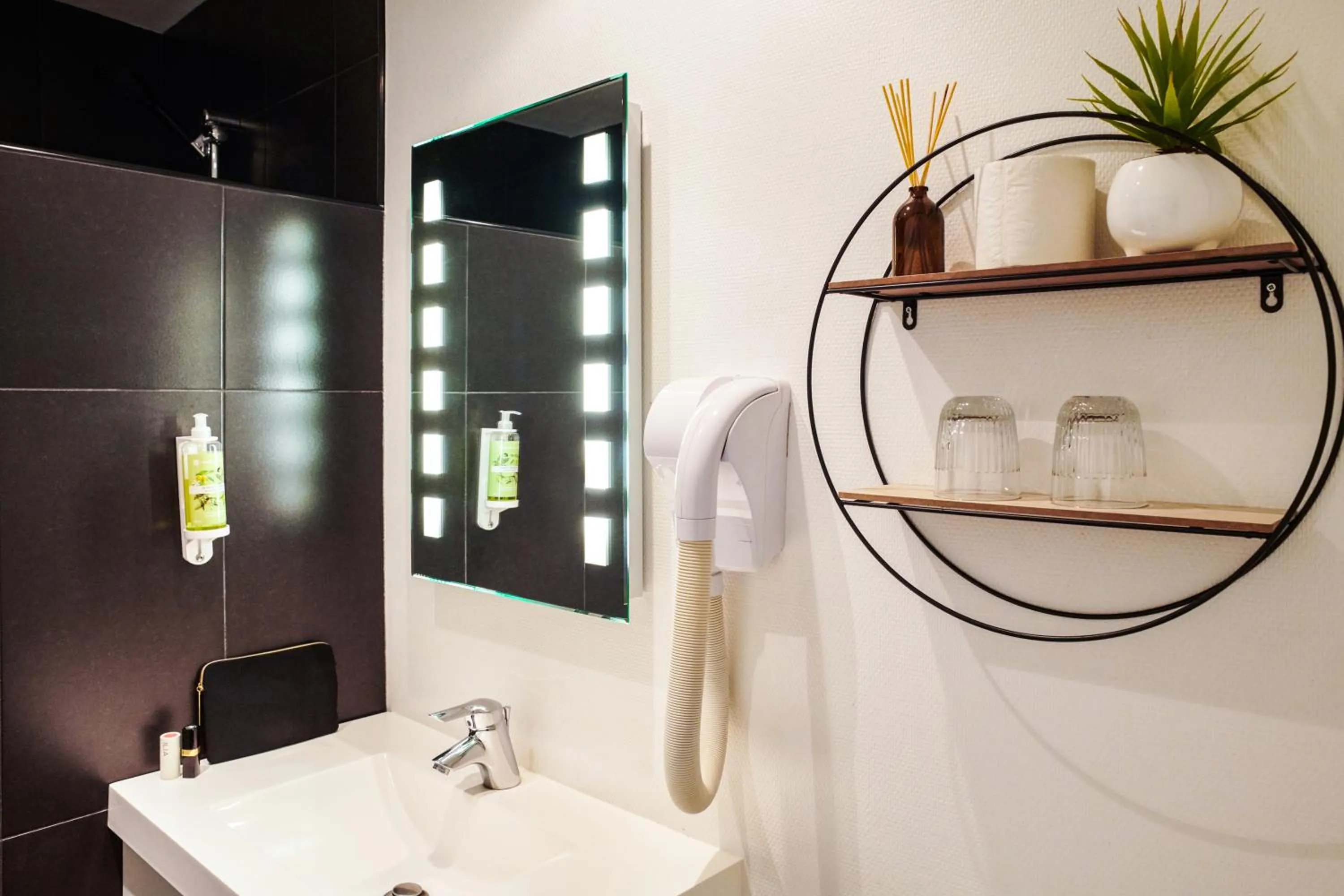 Bathroom in Hôtel Le Lichen De La Mer