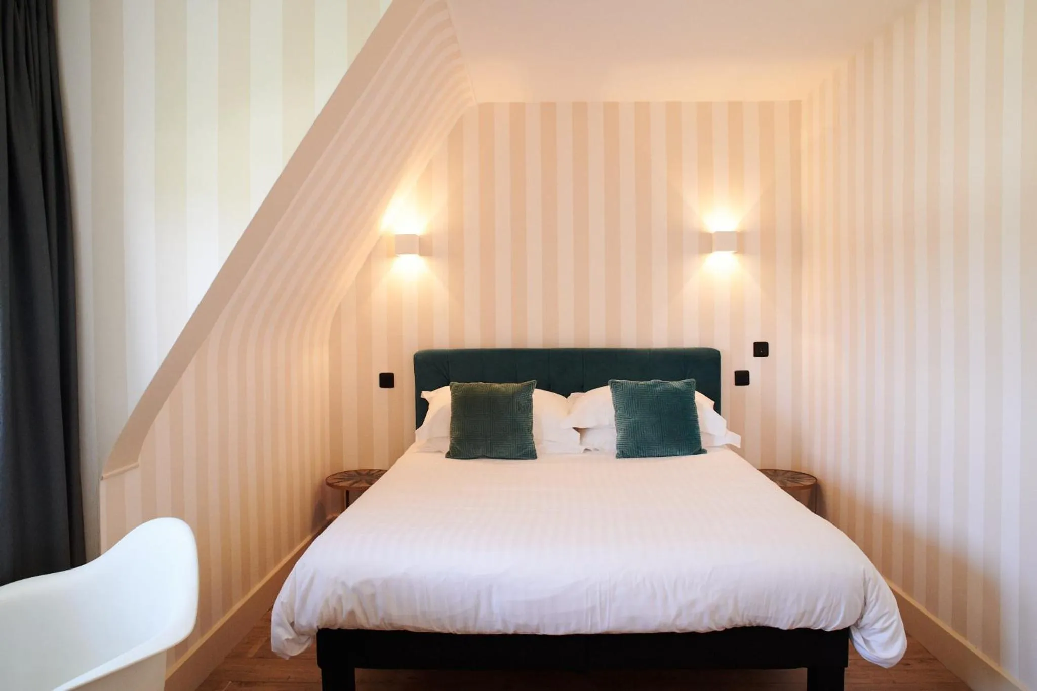 Bedroom, Bed in Hôtel Le Lichen De La Mer