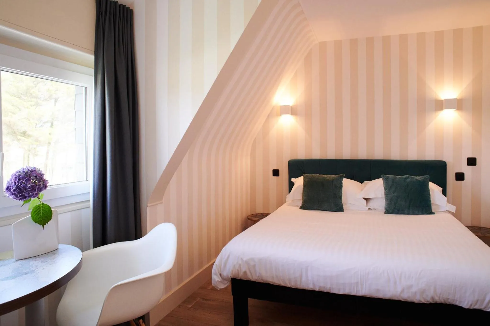 Bedroom, Bed in Hôtel Le Lichen De La Mer