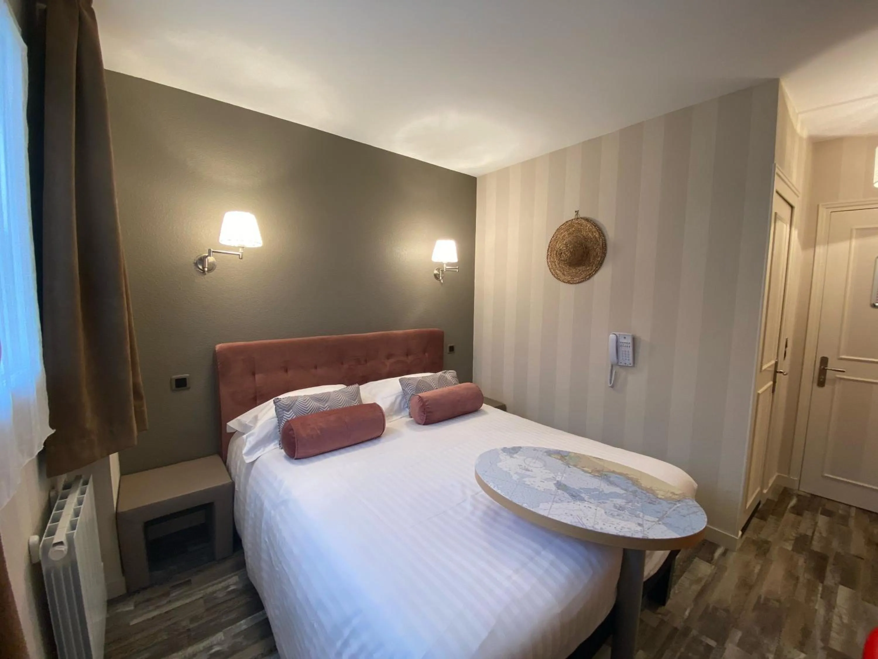 Bedroom, Bed in Hôtel Le Lichen De La Mer