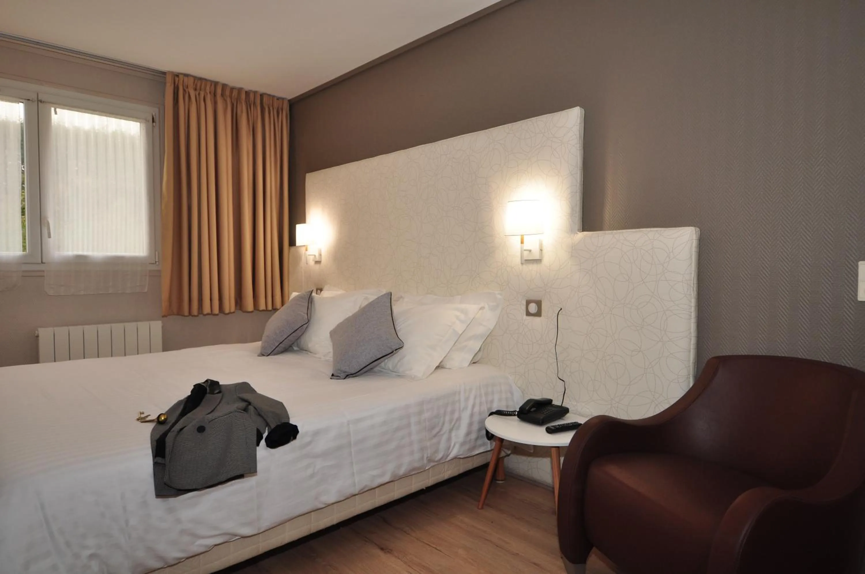 Photo of the whole room, Bed in Hôtel Le Lichen De La Mer