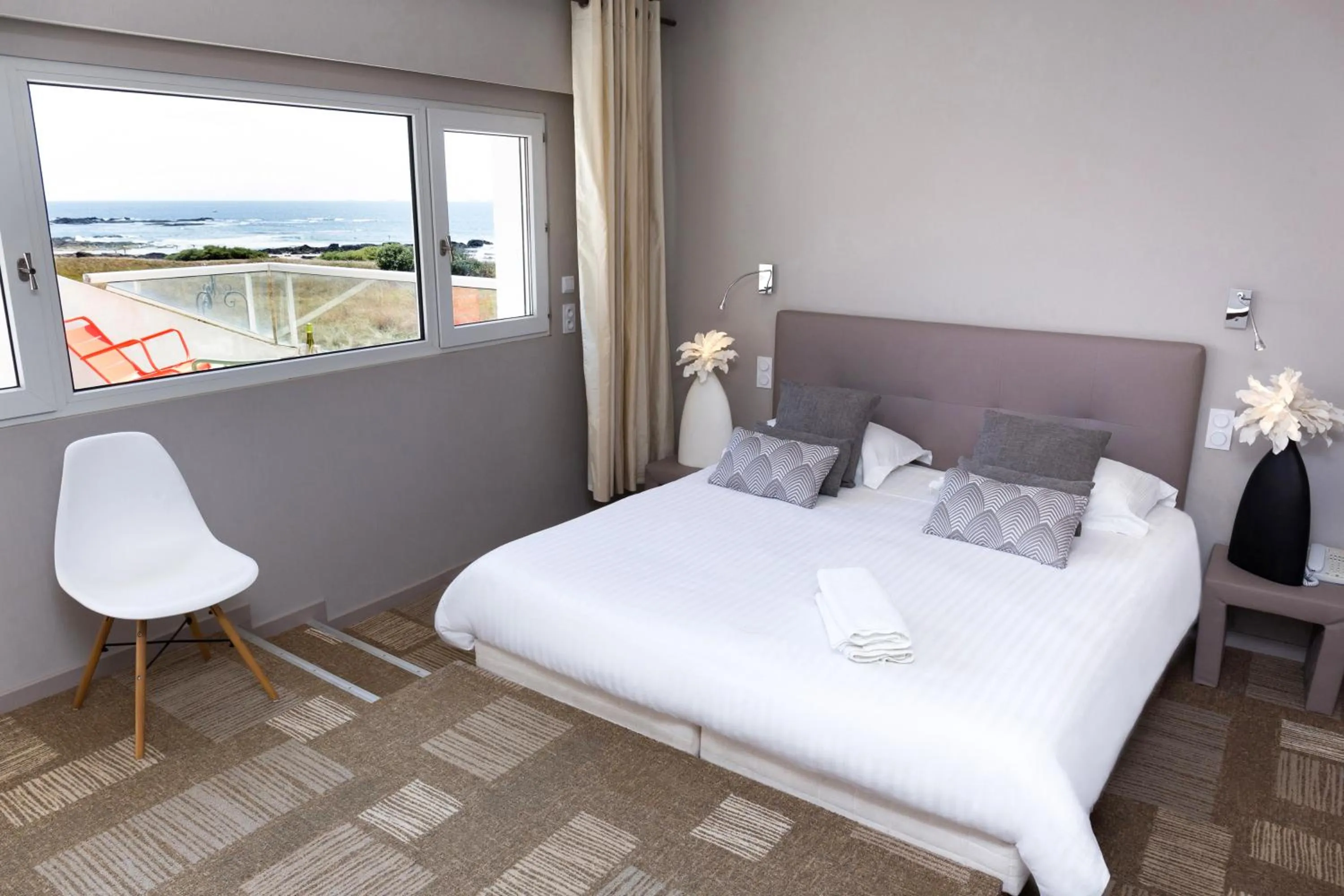 Bedroom, Bed in Hôtel Le Lichen De La Mer