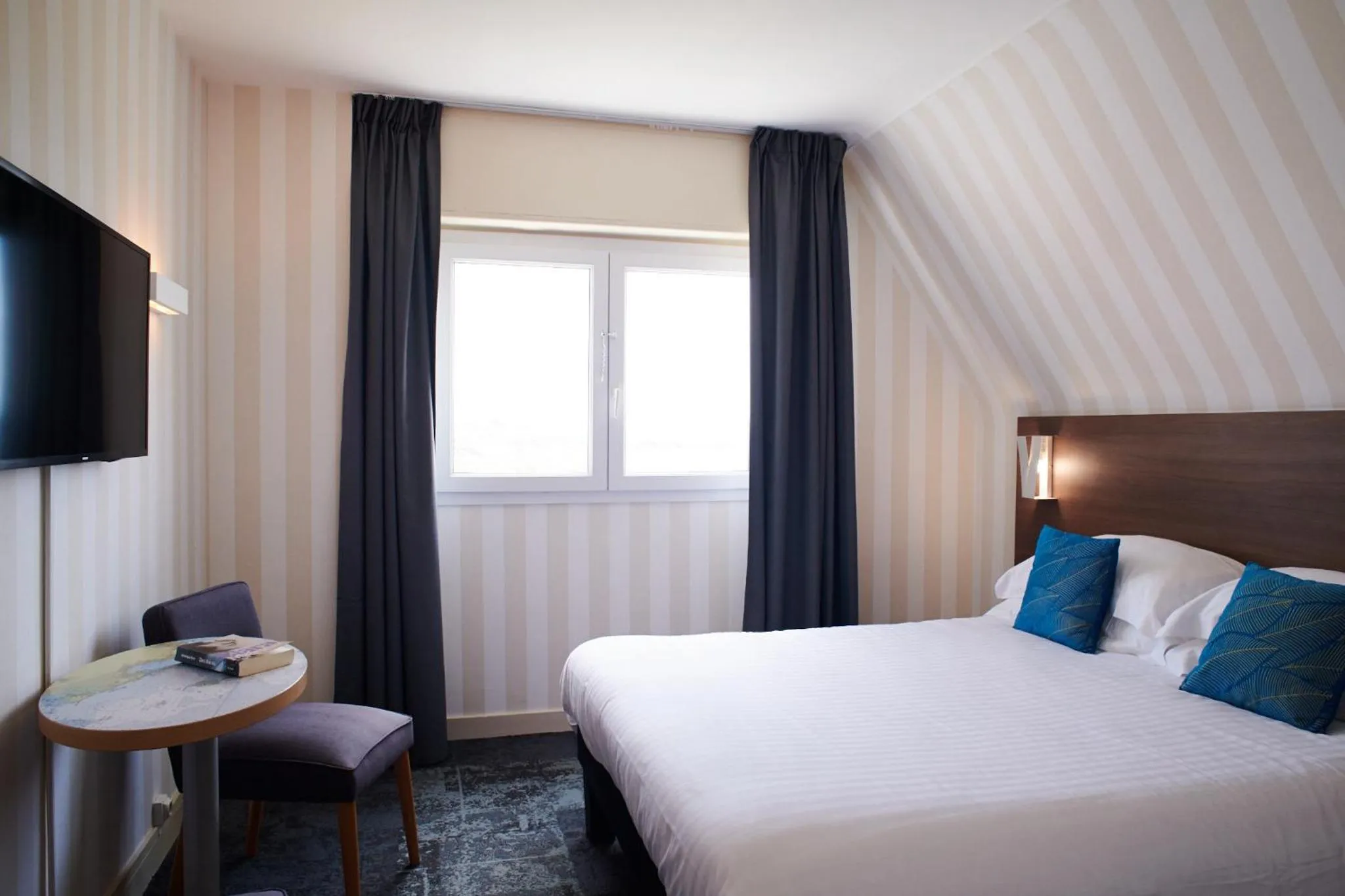 Bedroom, Bed in Hôtel Le Lichen De La Mer