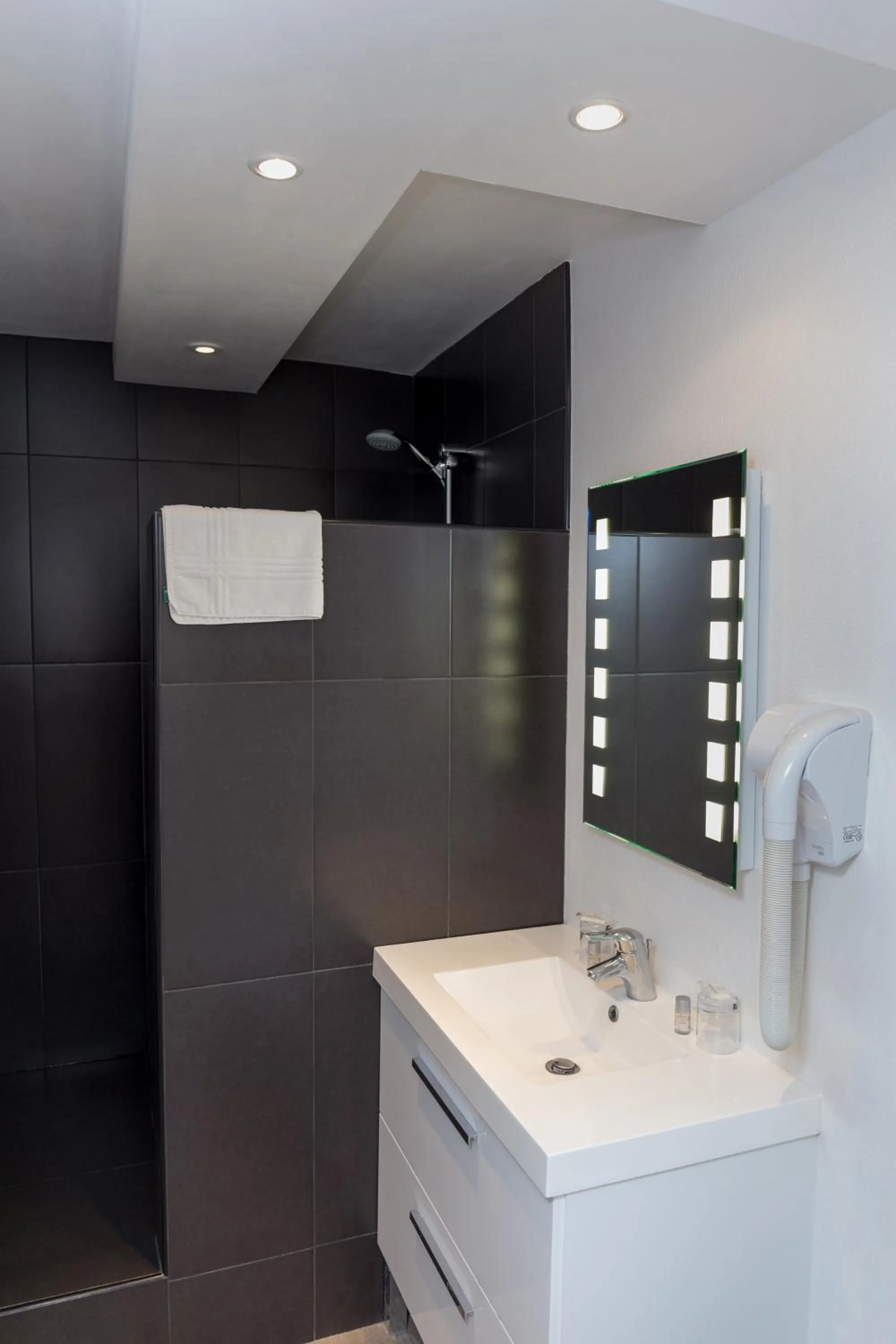 Bathroom in Hôtel Le Lichen De La Mer