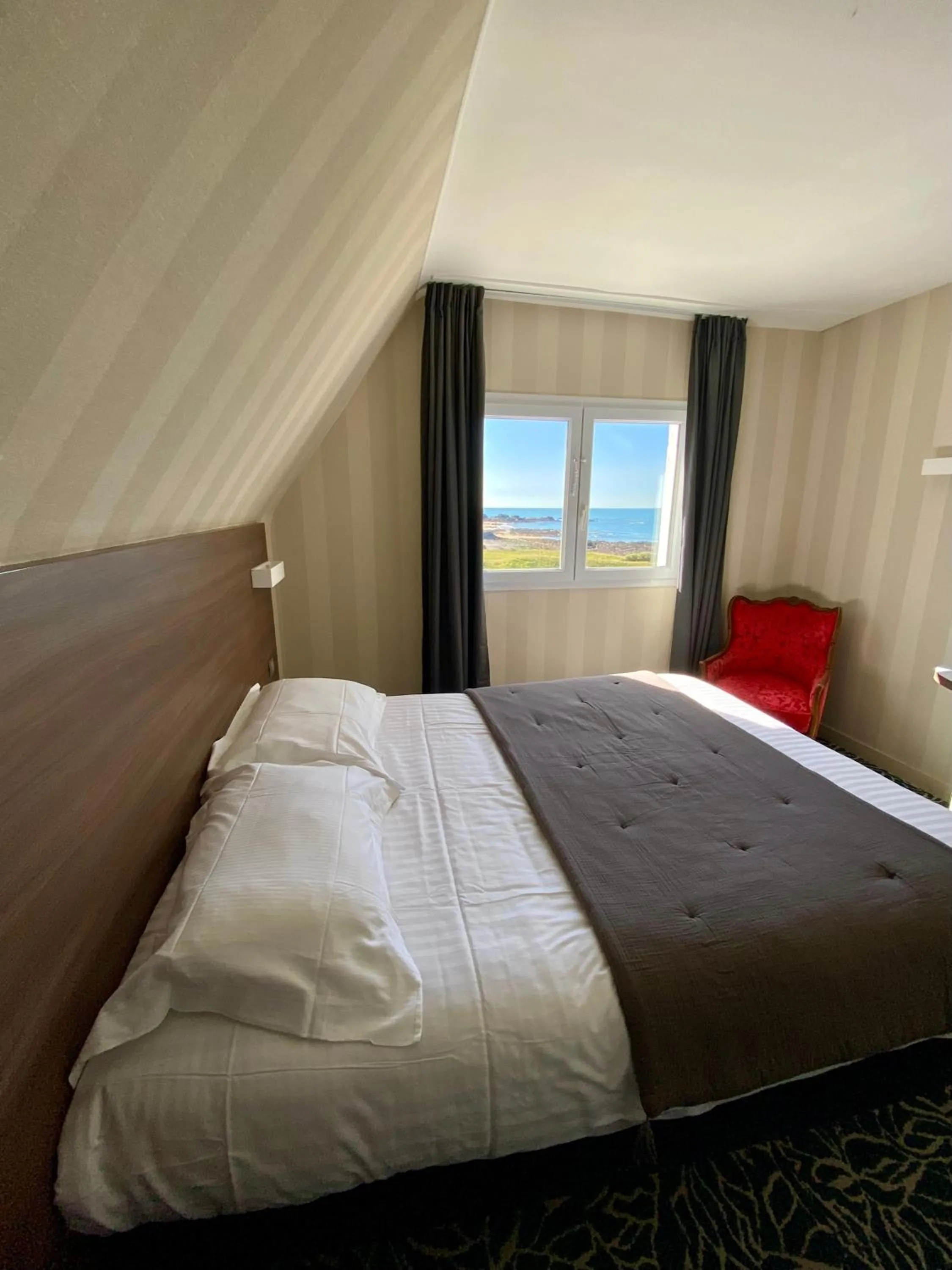 Bedroom, Bed in Hôtel Le Lichen De La Mer