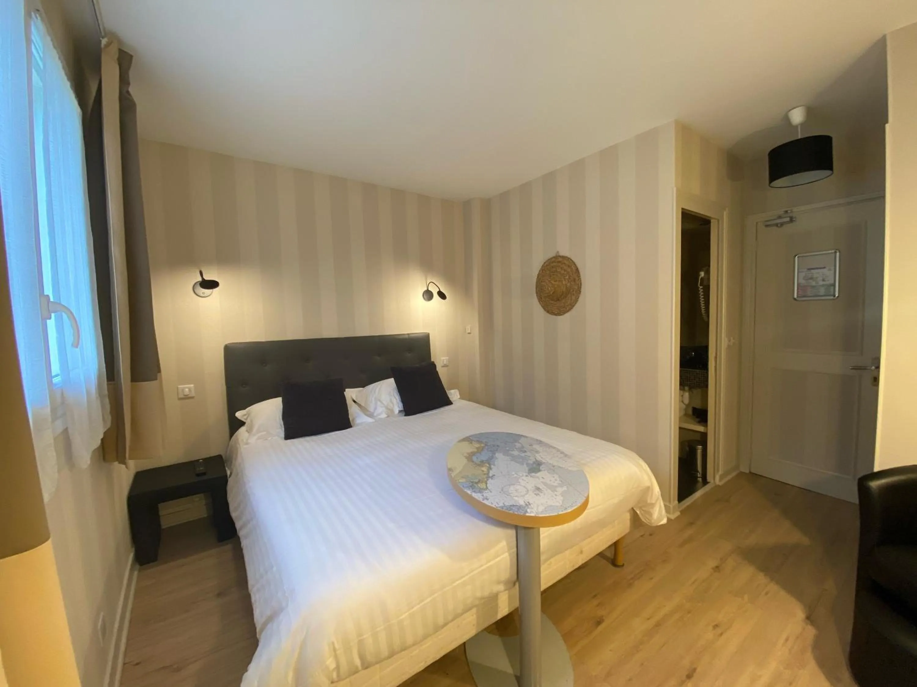 Bedroom, Bed in Hôtel Le Lichen De La Mer