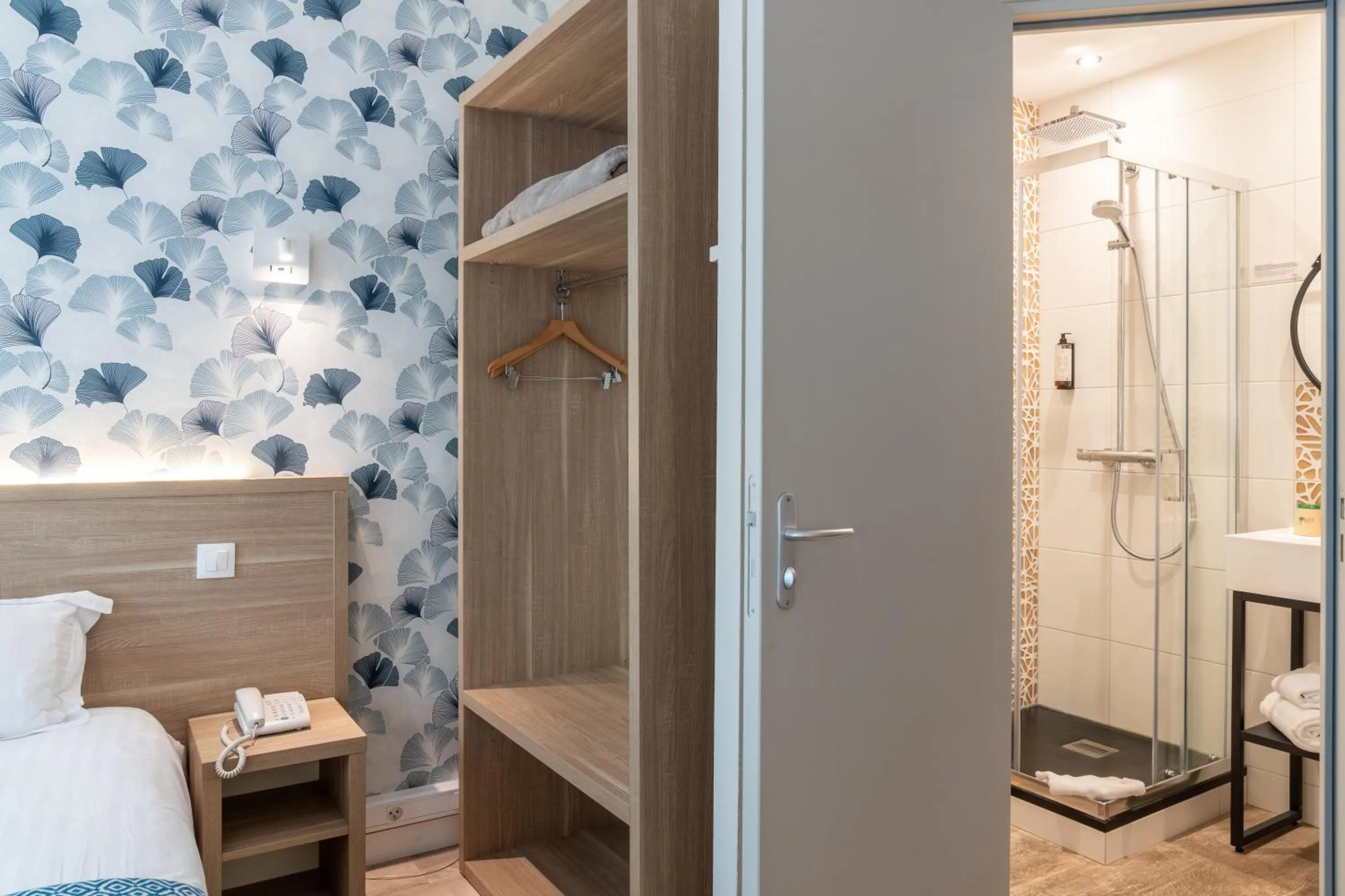 Photo of the whole room, Bed in The Originals City, Hôtel Les Océanes, Lorient