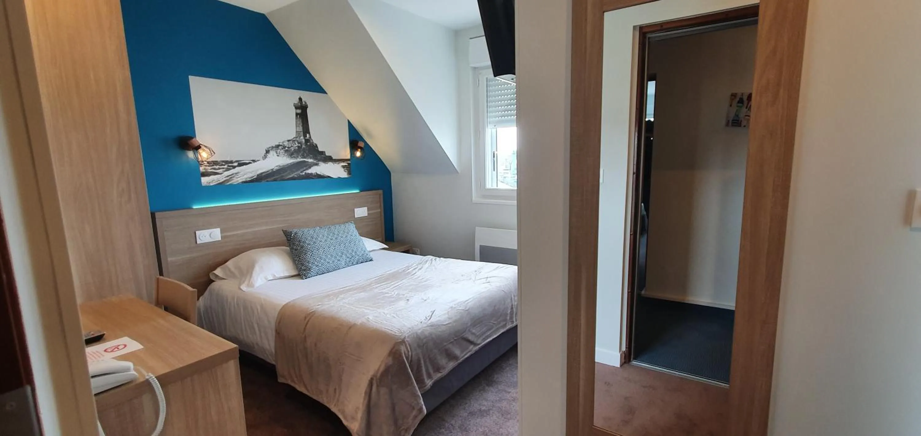 Photo of the whole room, Bed in The Originals City, Hôtel Les Océanes, Lorient