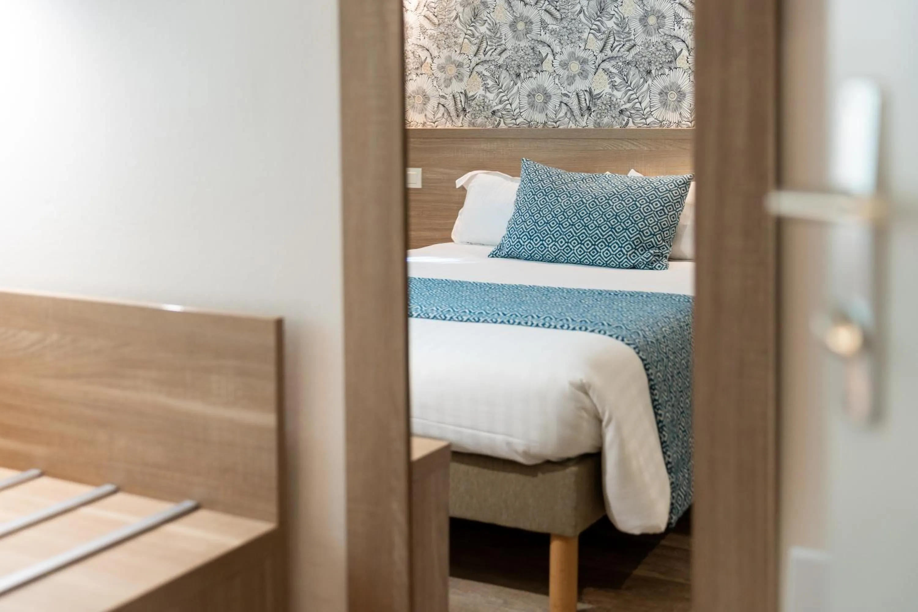 Bedroom, Bed in The Originals City, Hôtel Les Océanes, Lorient