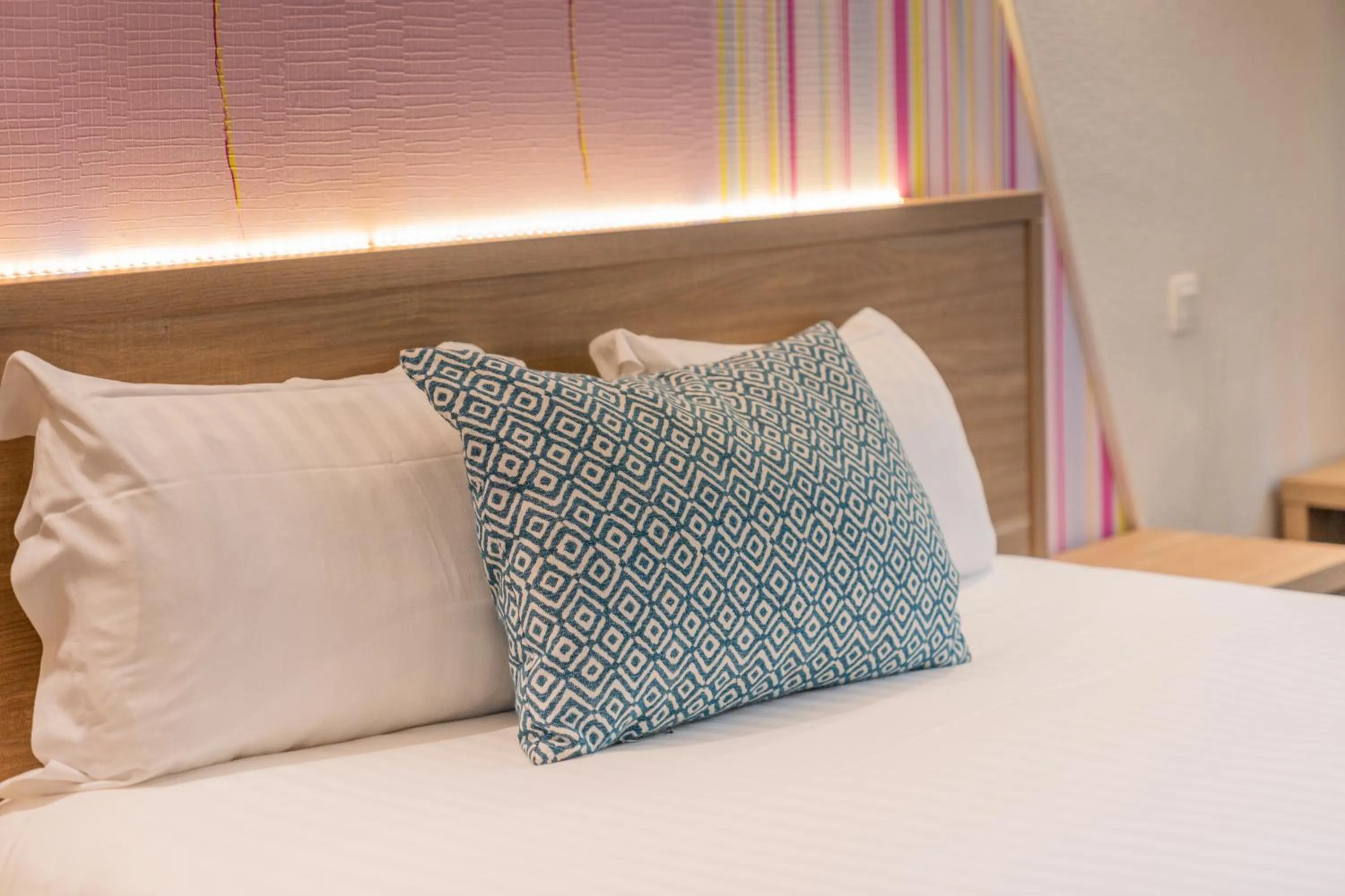 Bedroom, Bed in The Originals City, Hôtel Les Océanes, Lorient