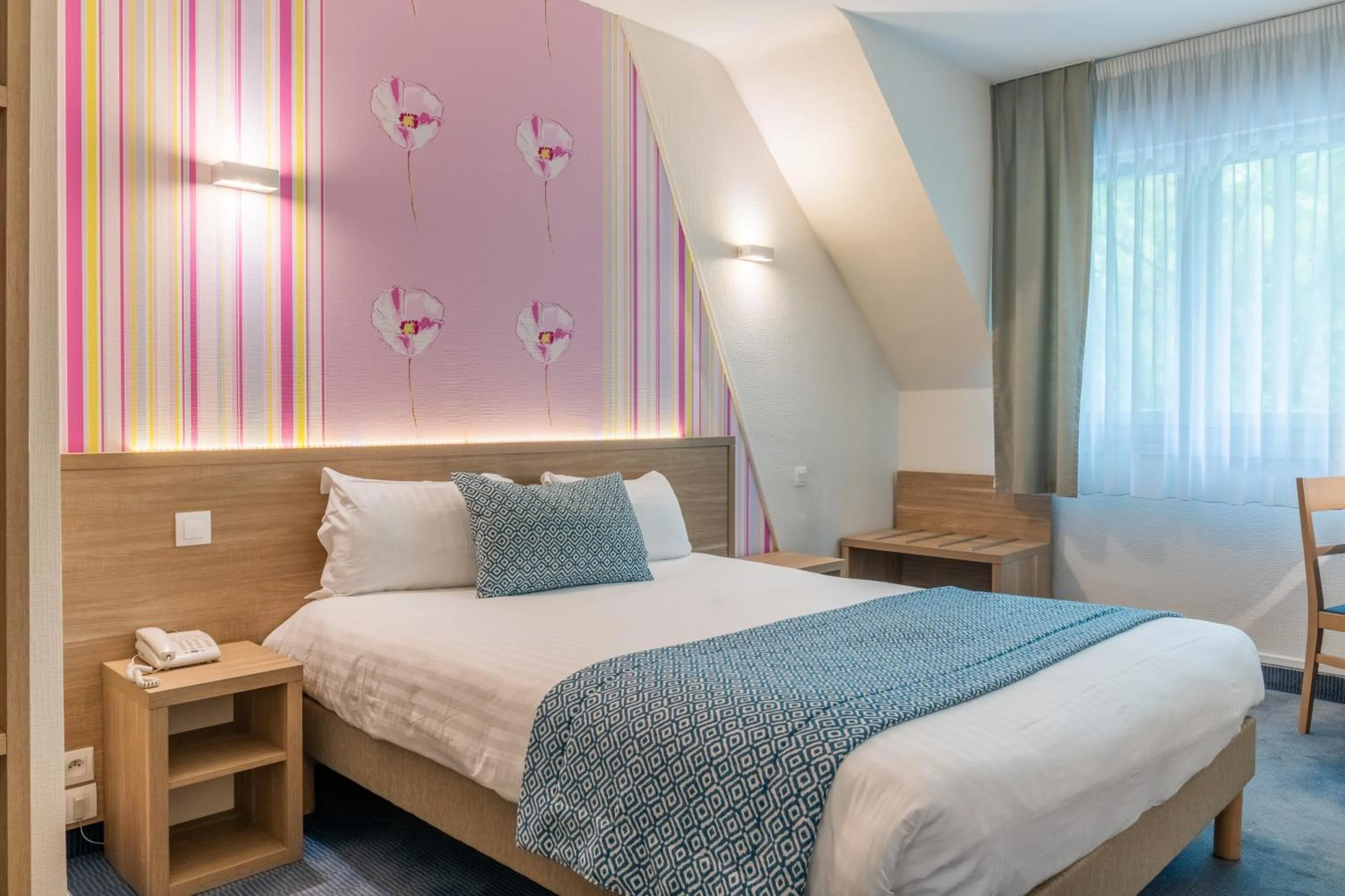 Bedroom, Bed in The Originals City, Hôtel Les Océanes, Lorient