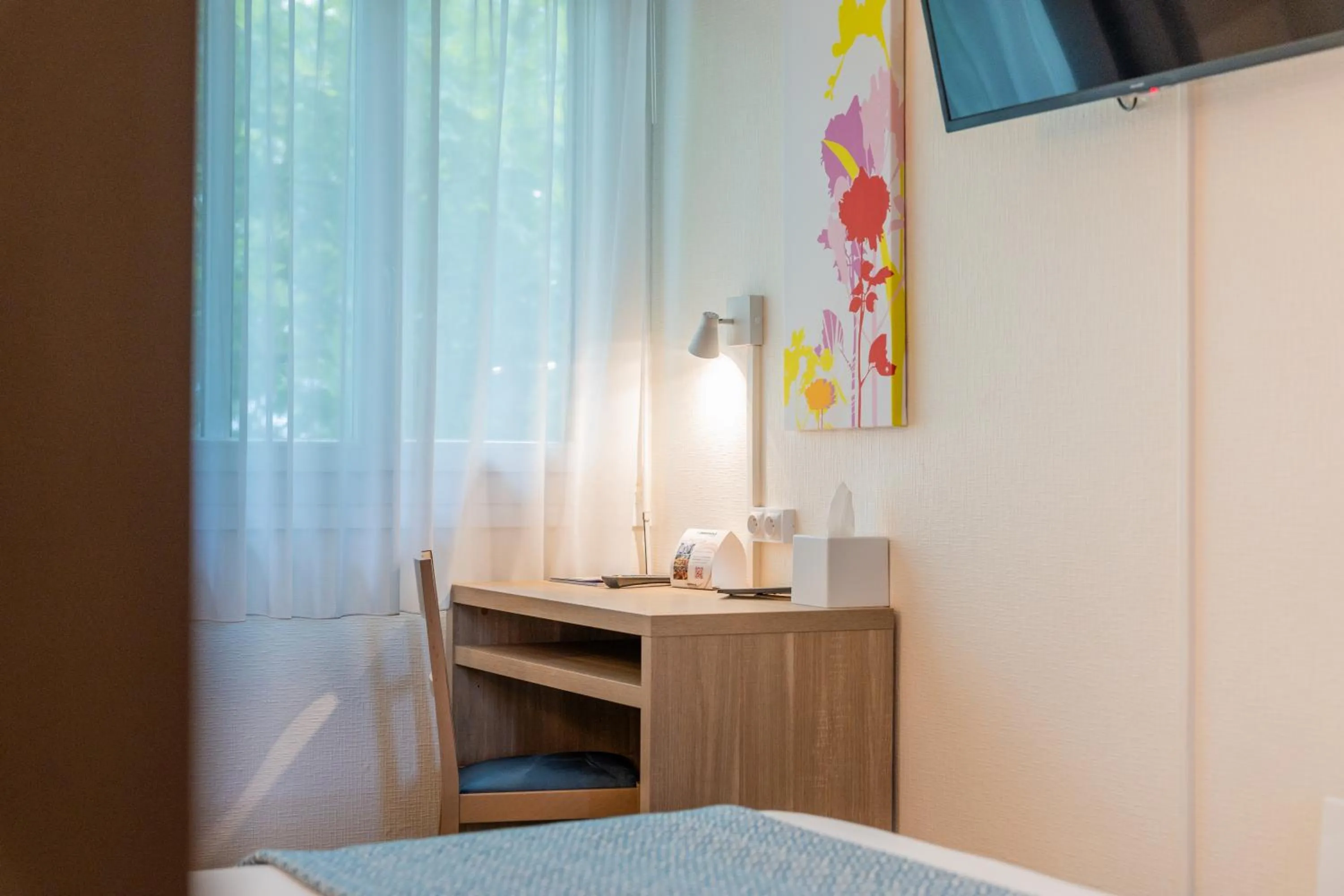 Seating area, Bed in The Originals City, Hôtel Les Océanes, Lorient