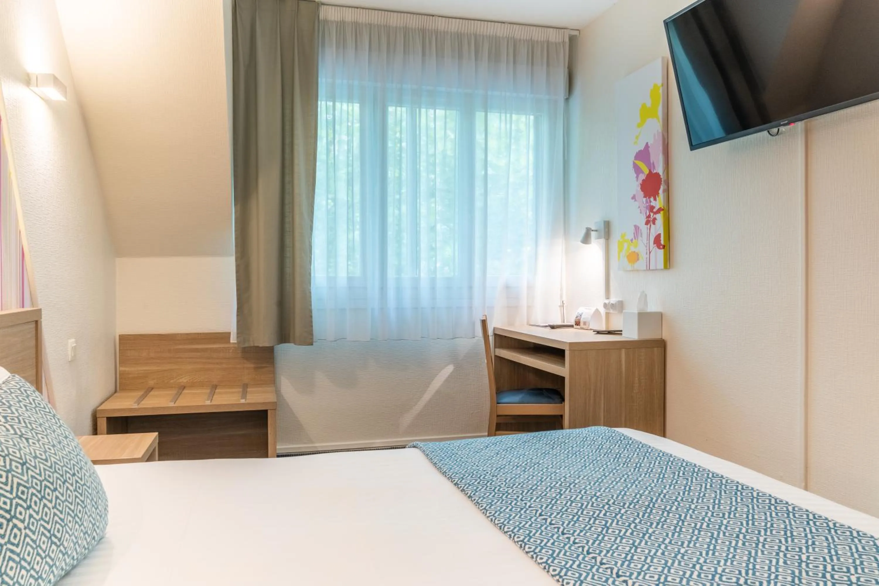 Bedroom, Bed in The Originals City, Hôtel Les Océanes, Lorient