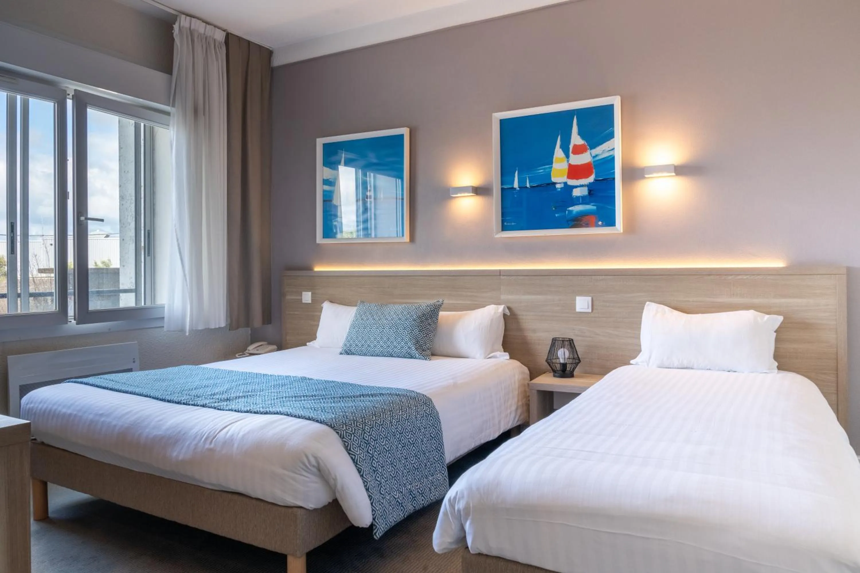 Bedroom, Bed in The Originals City, Hôtel Les Océanes, Lorient