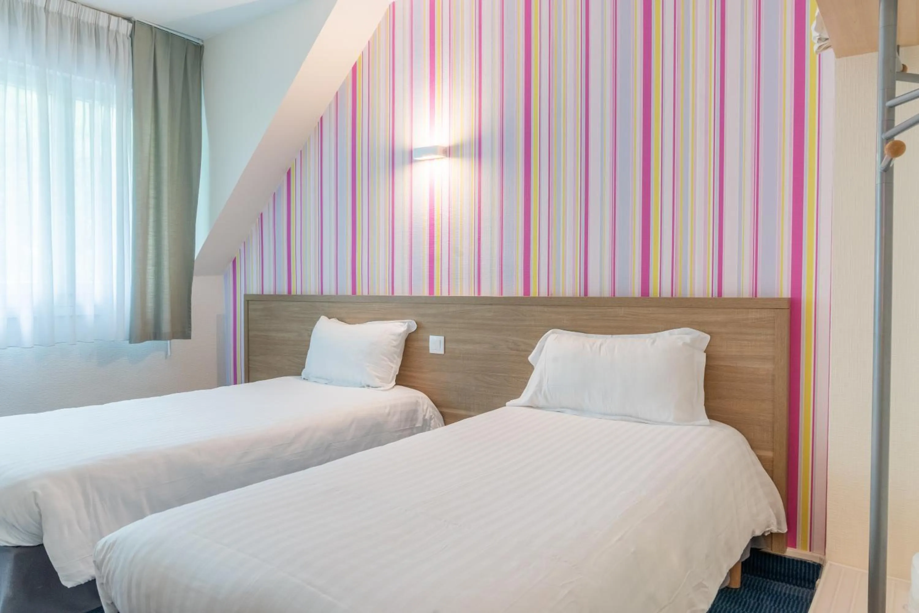 Bedroom, Bed in The Originals City, Hôtel Les Océanes, Lorient