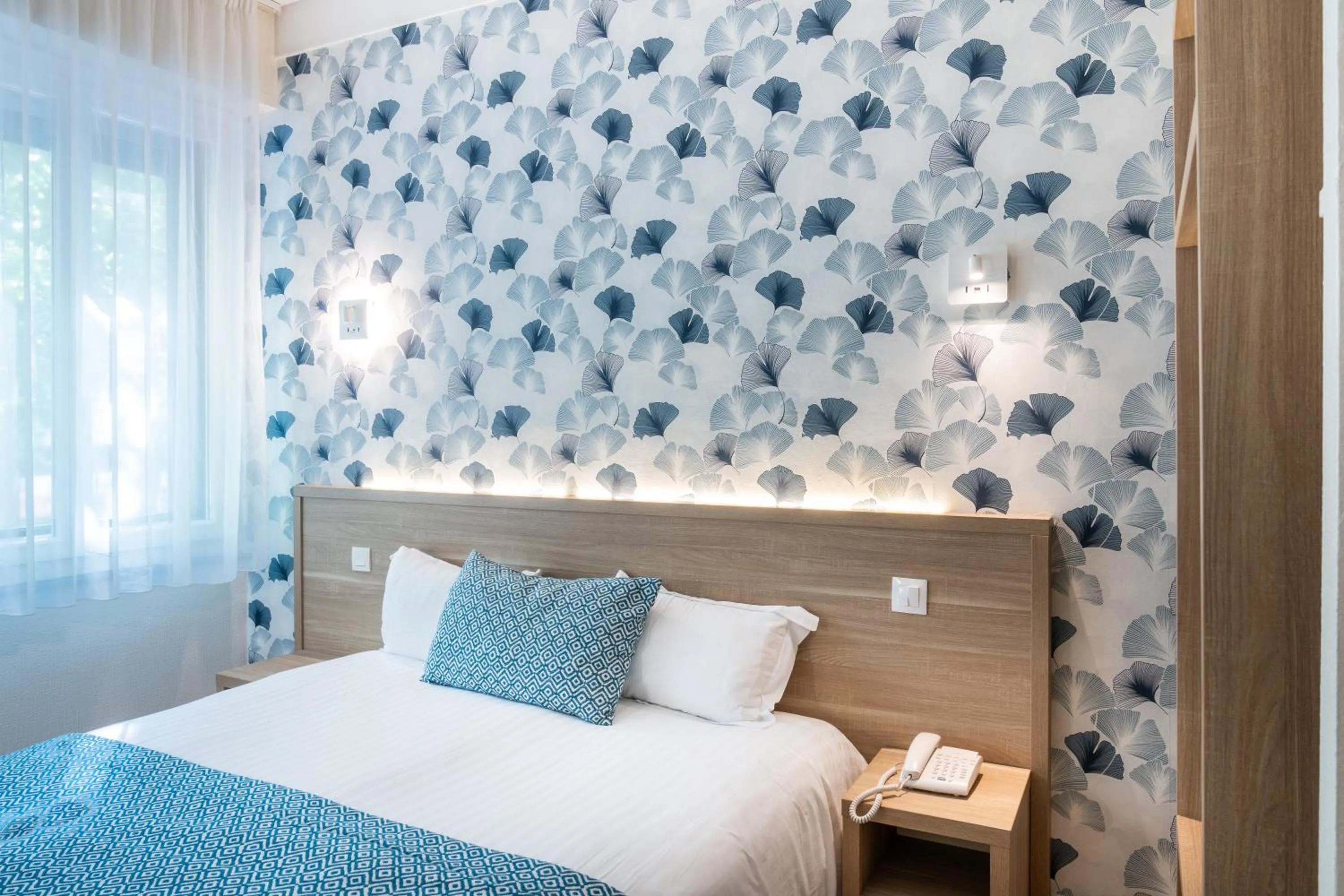 Bedroom, Bed in The Originals City, Hôtel Les Océanes, Lorient