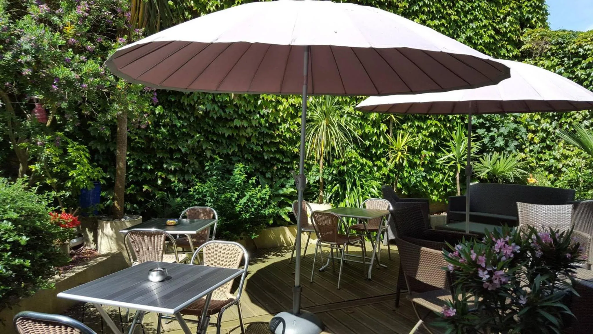 Patio in The Originals City, Hôtel Les Océanes, Lorient