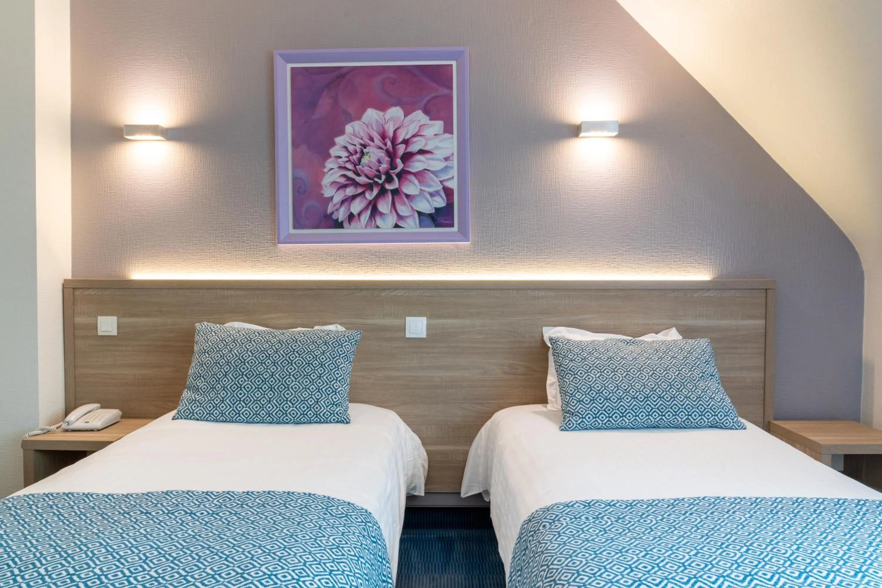 Bedroom, Bed in The Originals City, Hôtel Les Océanes, Lorient