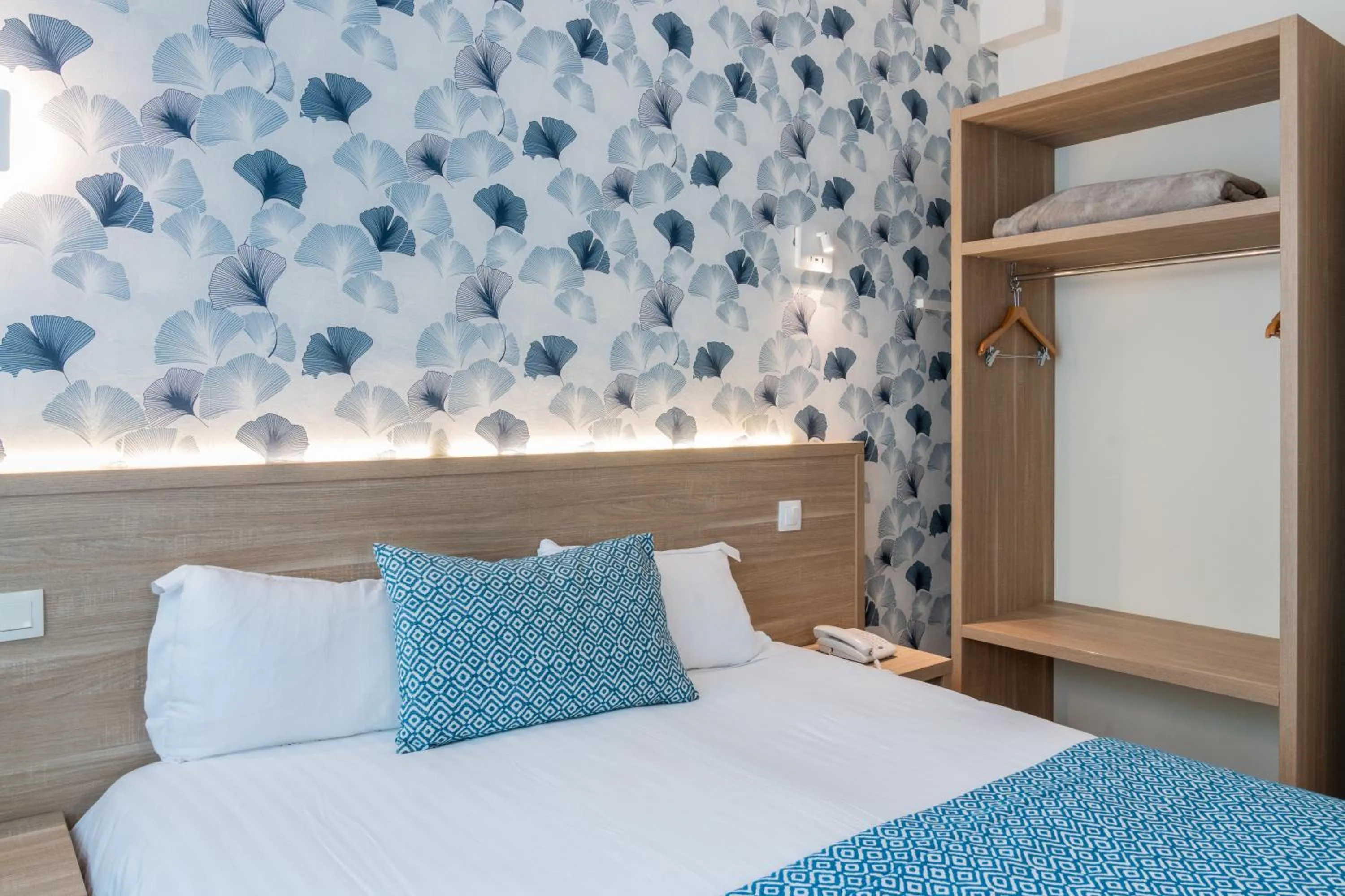 Bedroom, Bed in The Originals City, Hôtel Les Océanes, Lorient