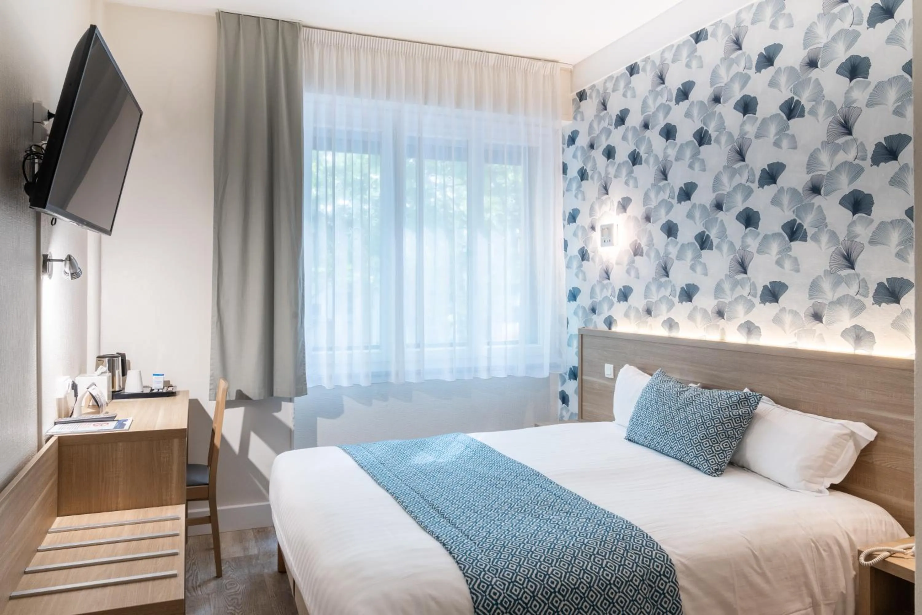 Bedroom, Bed in The Originals City, Hôtel Les Océanes, Lorient