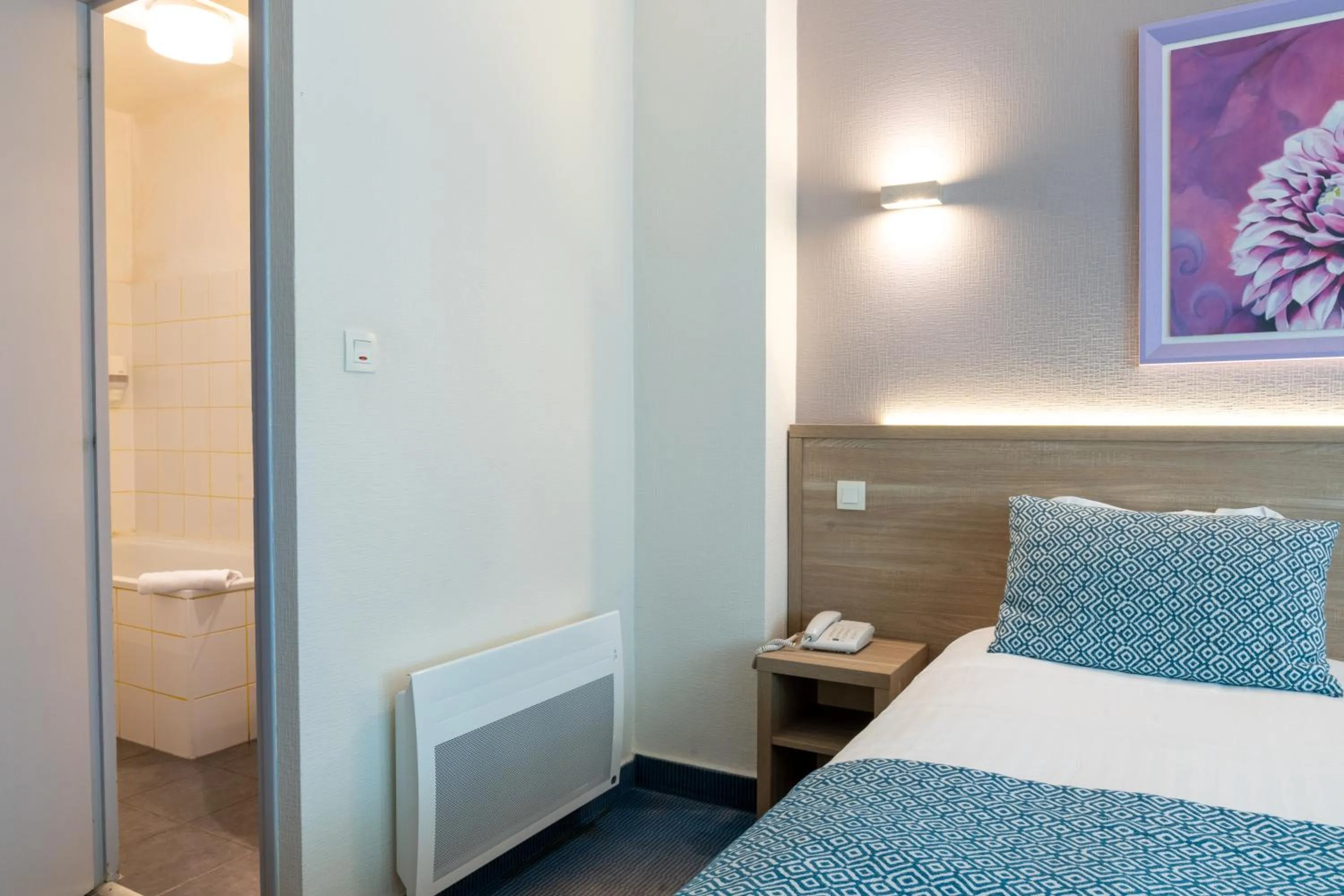 Bedroom, Bed in The Originals City, Hôtel Les Océanes, Lorient