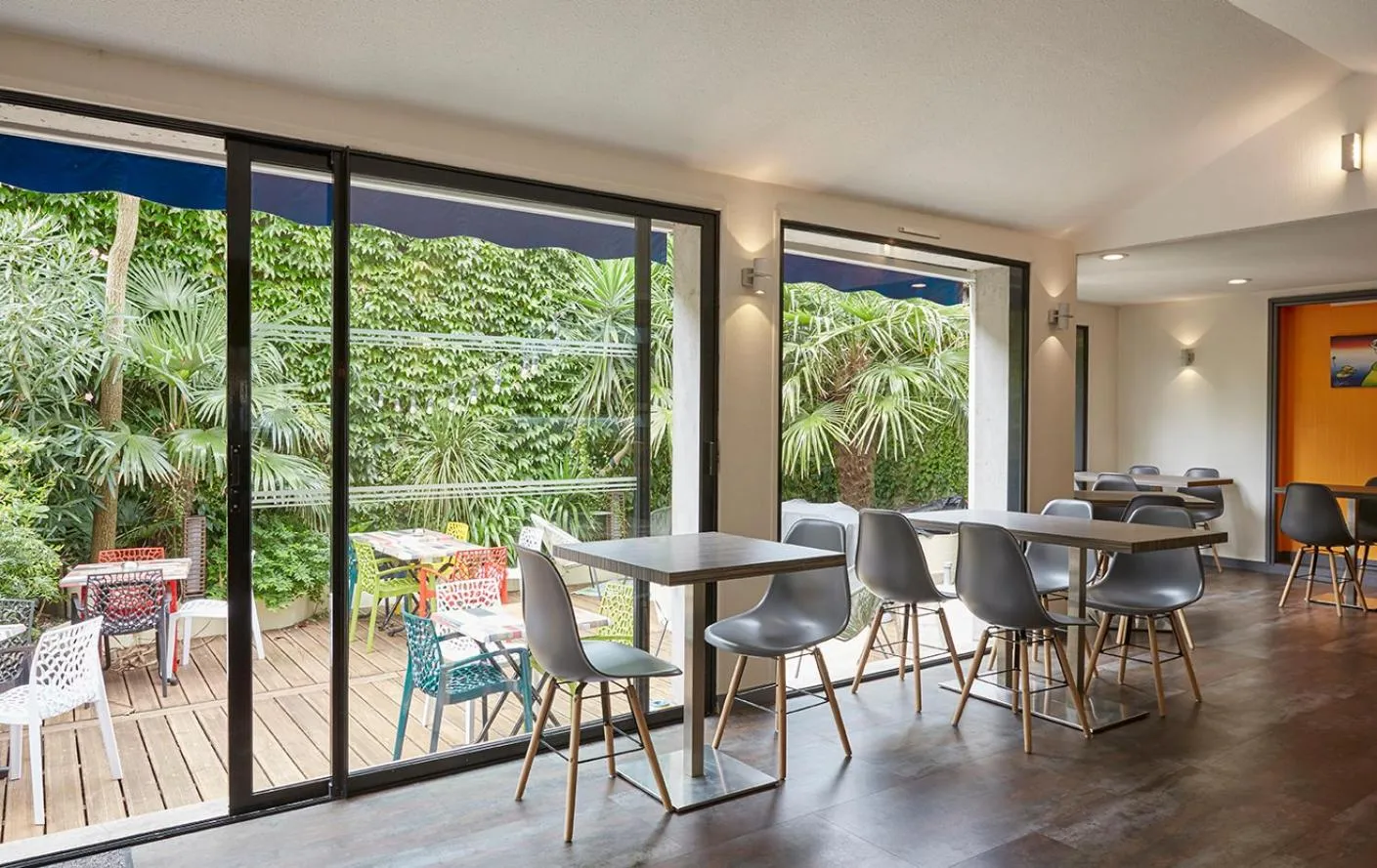 Patio in The Originals City, Hôtel Les Océanes, Lorient