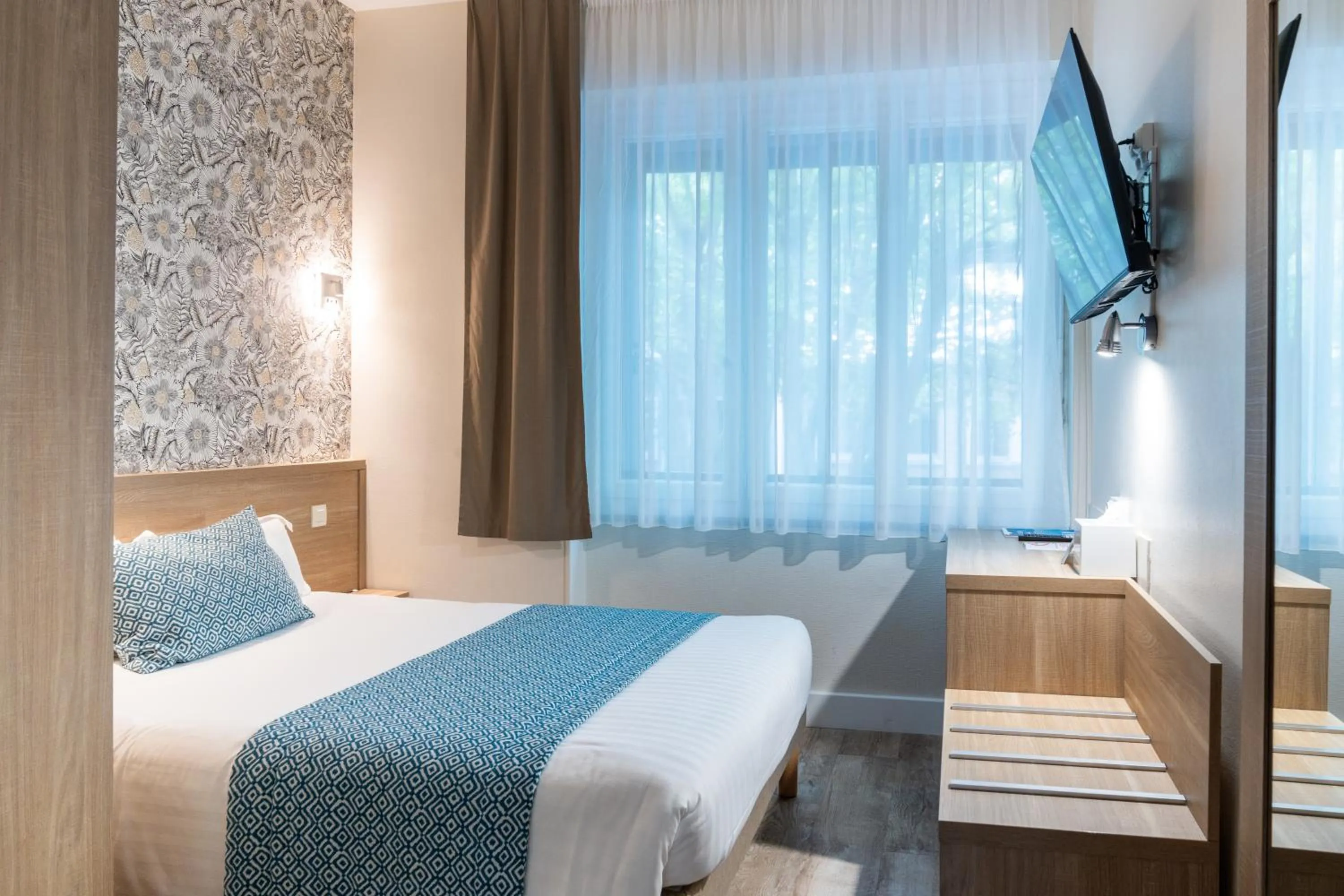 Bedroom, Bed in The Originals City, Hôtel Les Océanes, Lorient