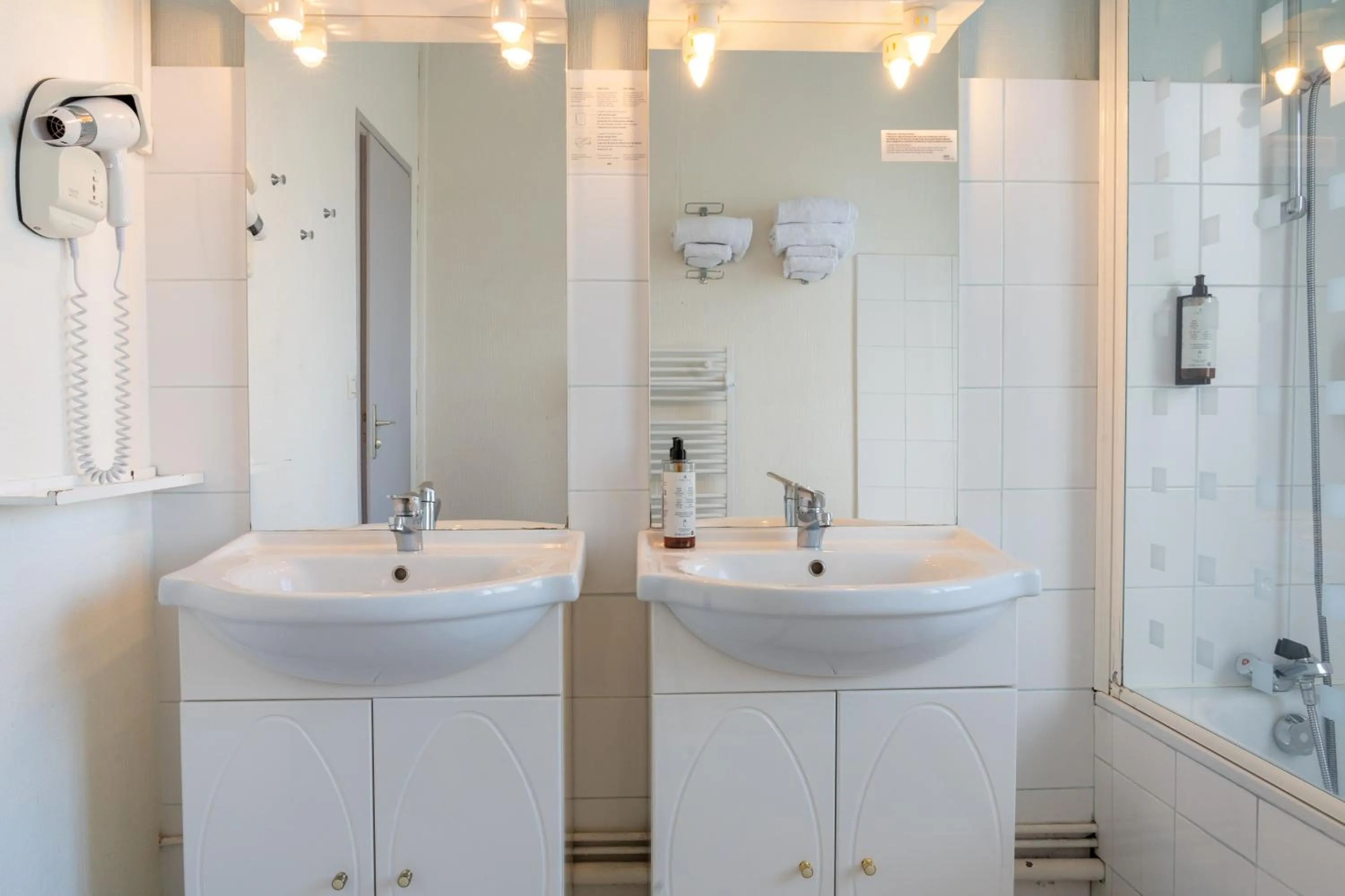 Bathroom in The Originals City, Hôtel Les Océanes, Lorient