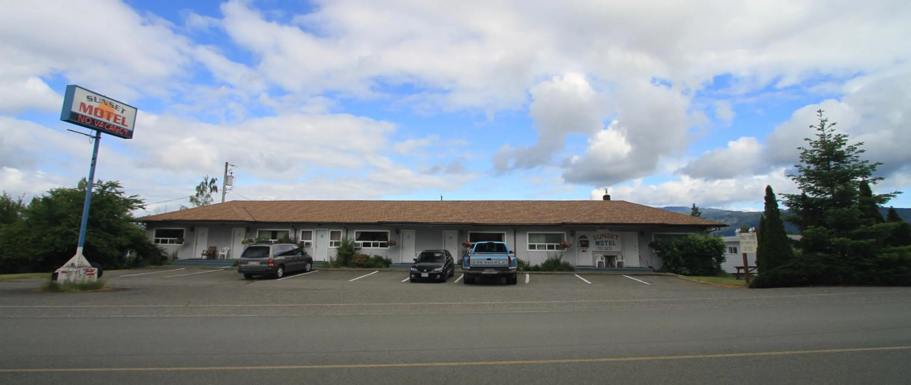Facade/entrance in Sunset Motel & Trailer Park, Incorporated