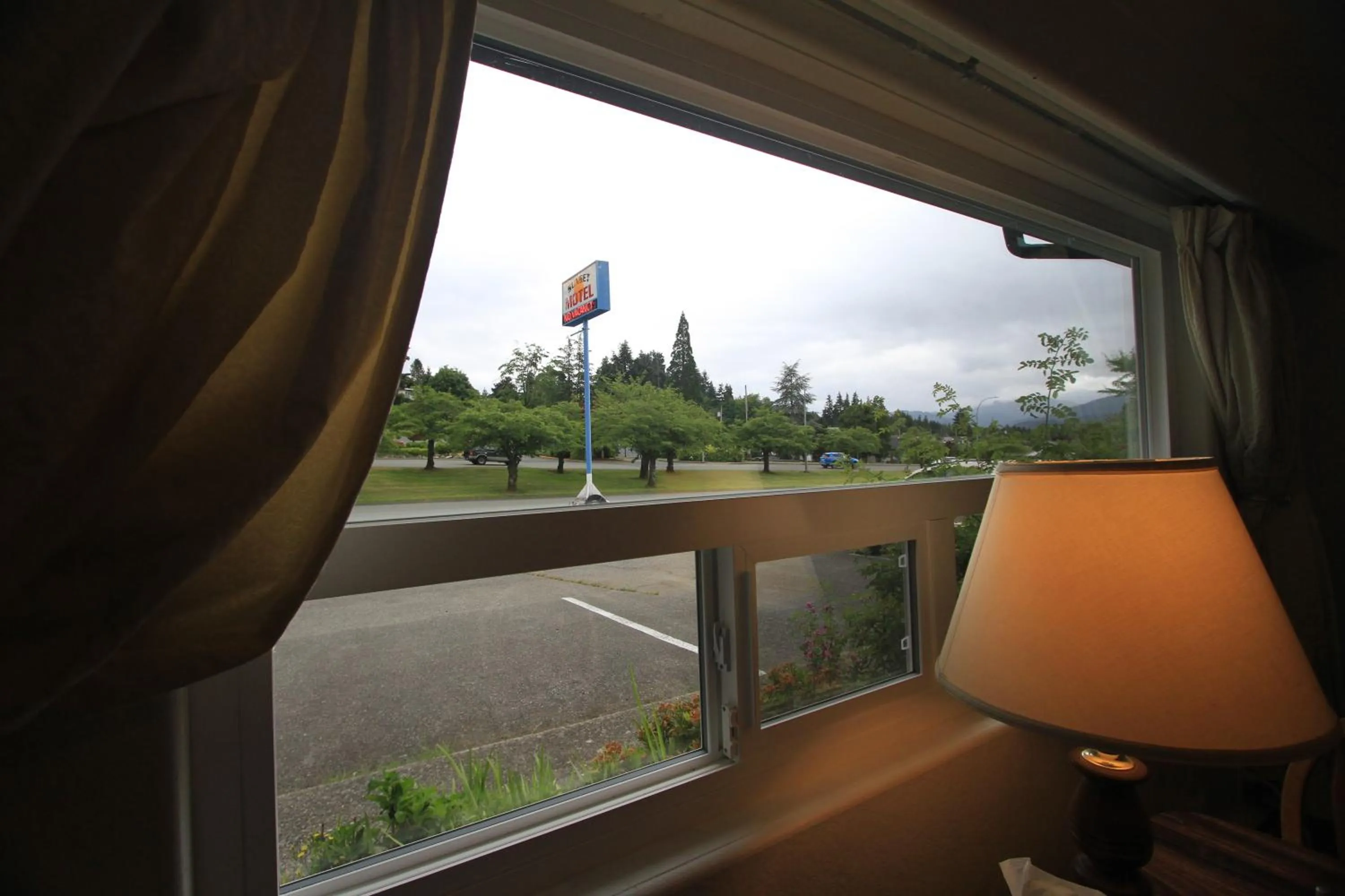 Quiet street view in Sunset Motel & Trailer Park, Incorporated