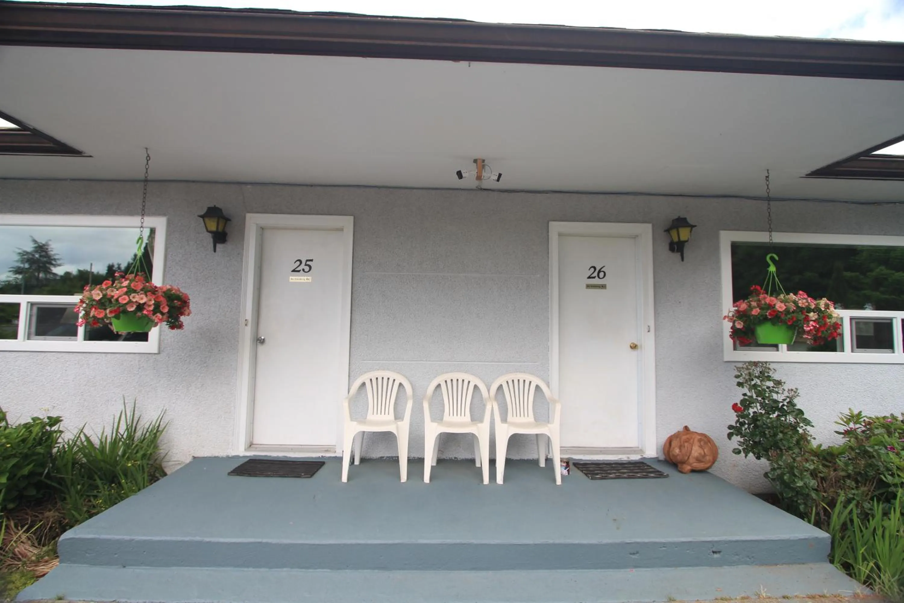 Patio in Sunset Motel & Trailer Park, Incorporated
