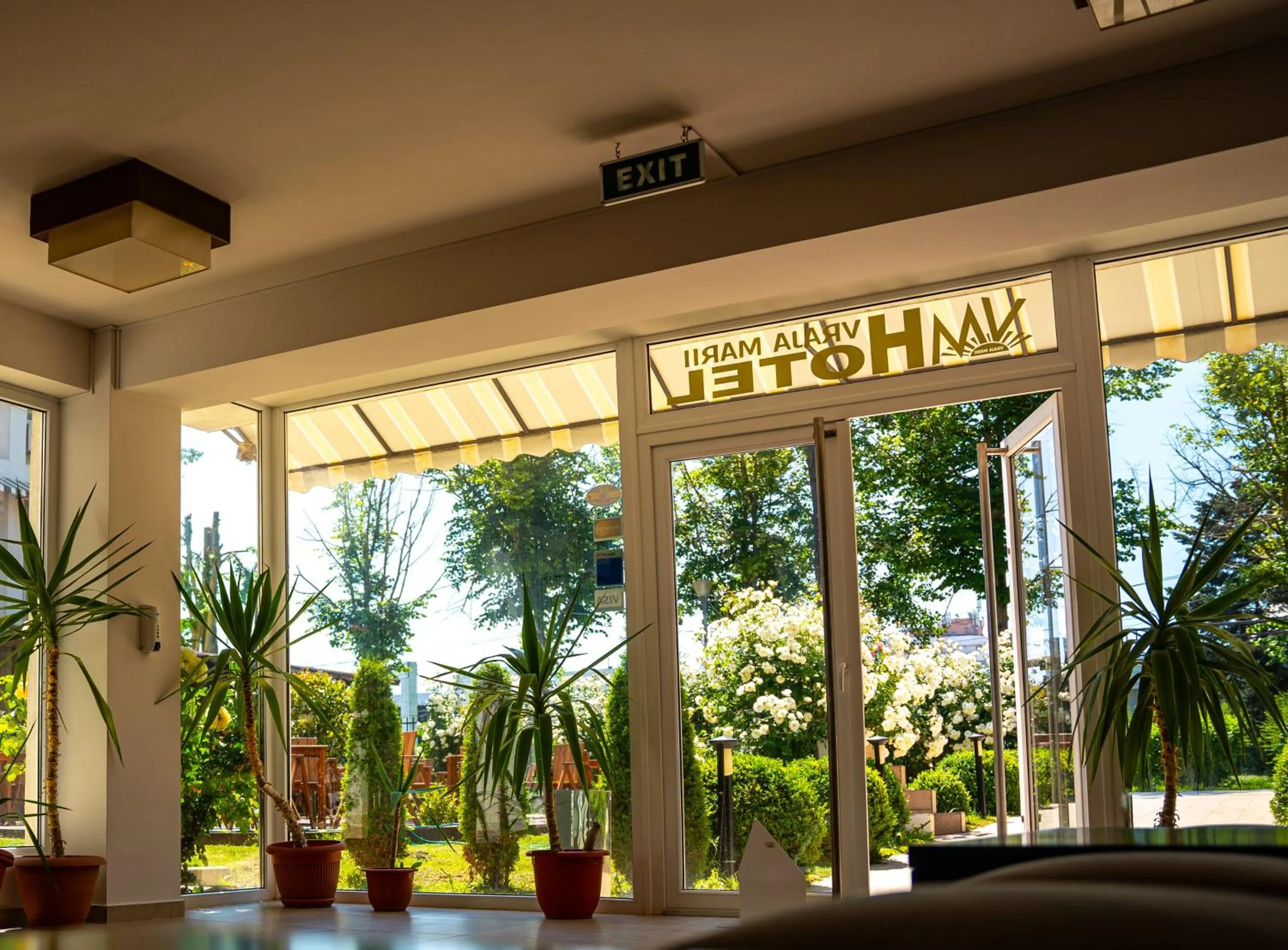 Text overlay in Complex Vraja Mării Costinești