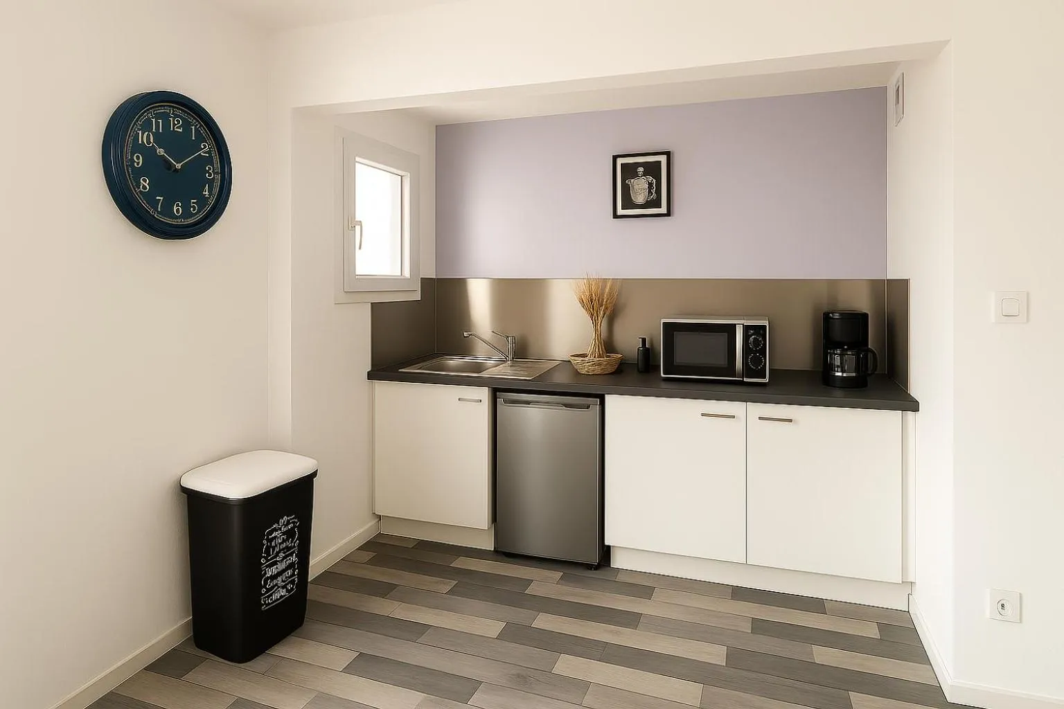 Kitchen or kitchenette in Logis Hôtel du Cirque Troyes centre historique