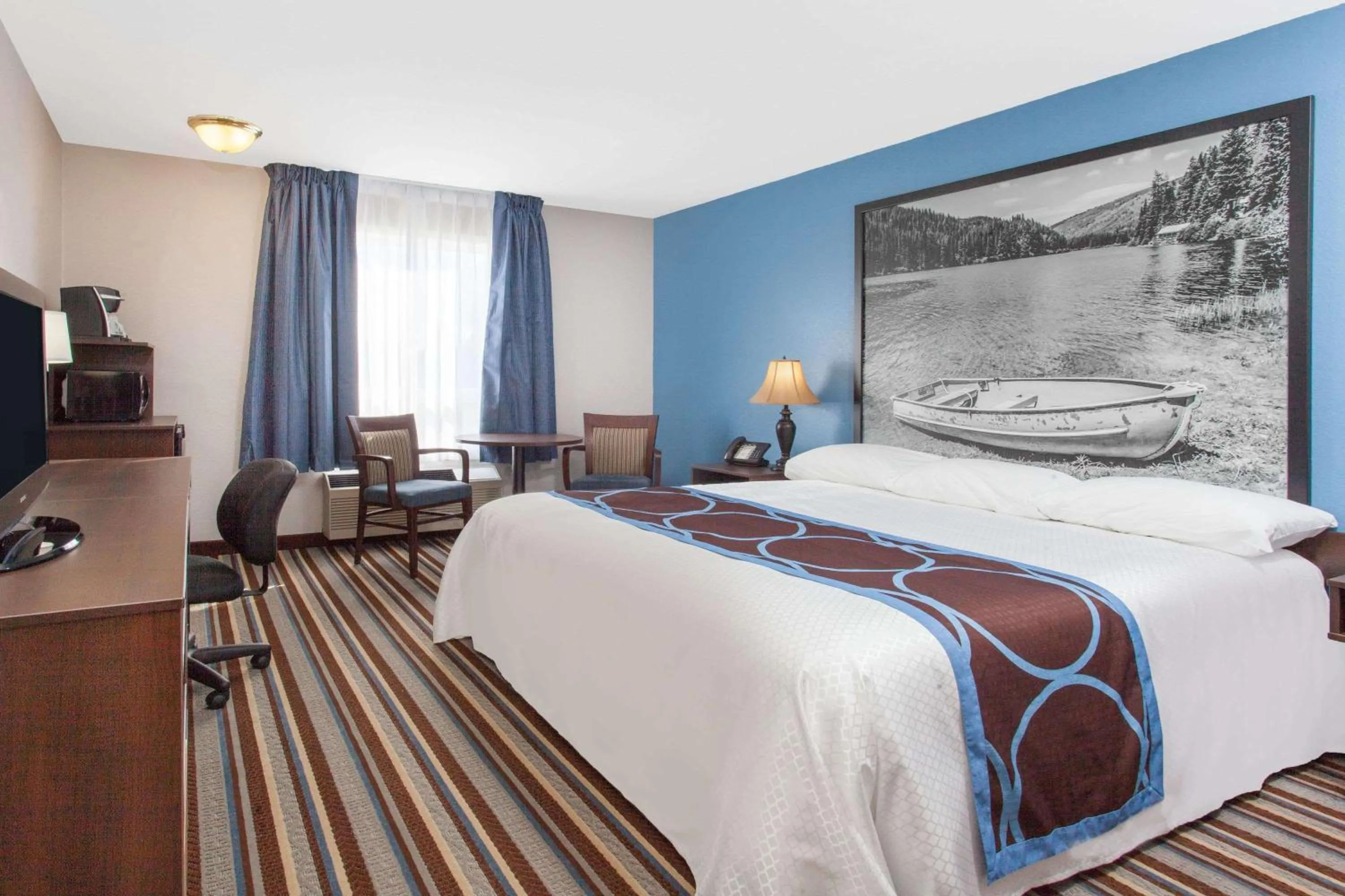 Photo of the whole room, Bed in Super 8 by Wyndham Fort Frances